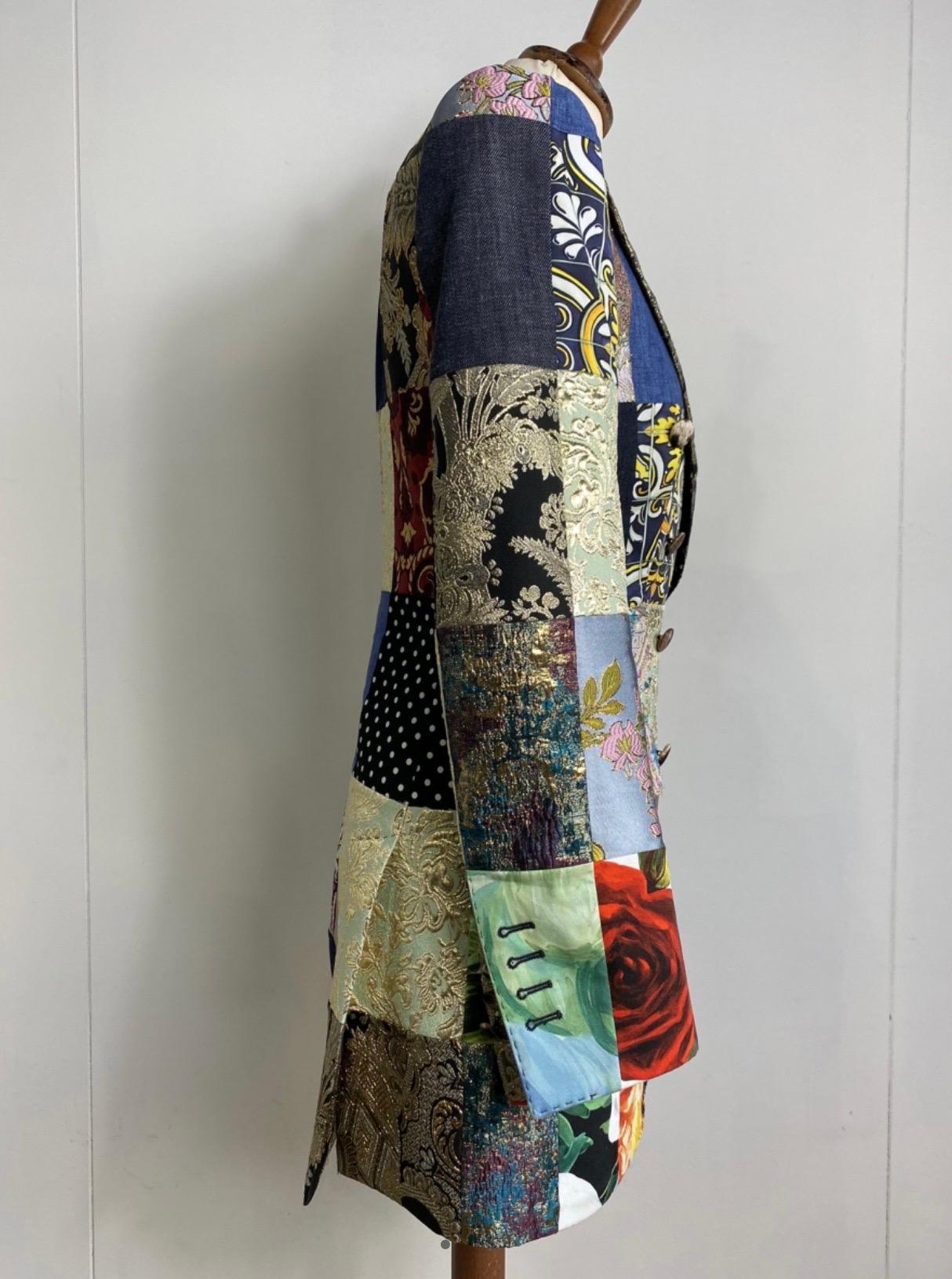 Dolce & Gabbana patchwork jacket.
Spring 2021 fashion show.
Italian size 38, double-breasted closure.
the length is 76cm, shoulder 38cm, chest 38cm, sleeve 61cm, mixed material, see composition in the photo, in perfect condition.