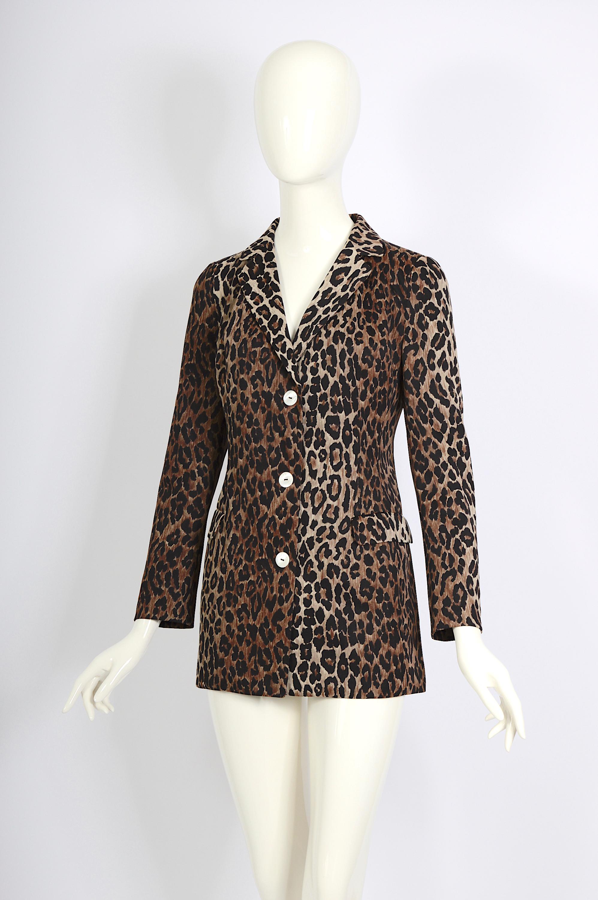 Leoparden-Jacke von Dolce & Gabbana, wie auf dem Laufsteg im Frühjahr/Sommer 1997 zu sehen.
Die Jacke ist aus Nylon gefertigt und hat die eingebrannten Knöpfe von Dolce & Gabbana. Dieses exquisite Stück ist vollständig mit dem kultigen
