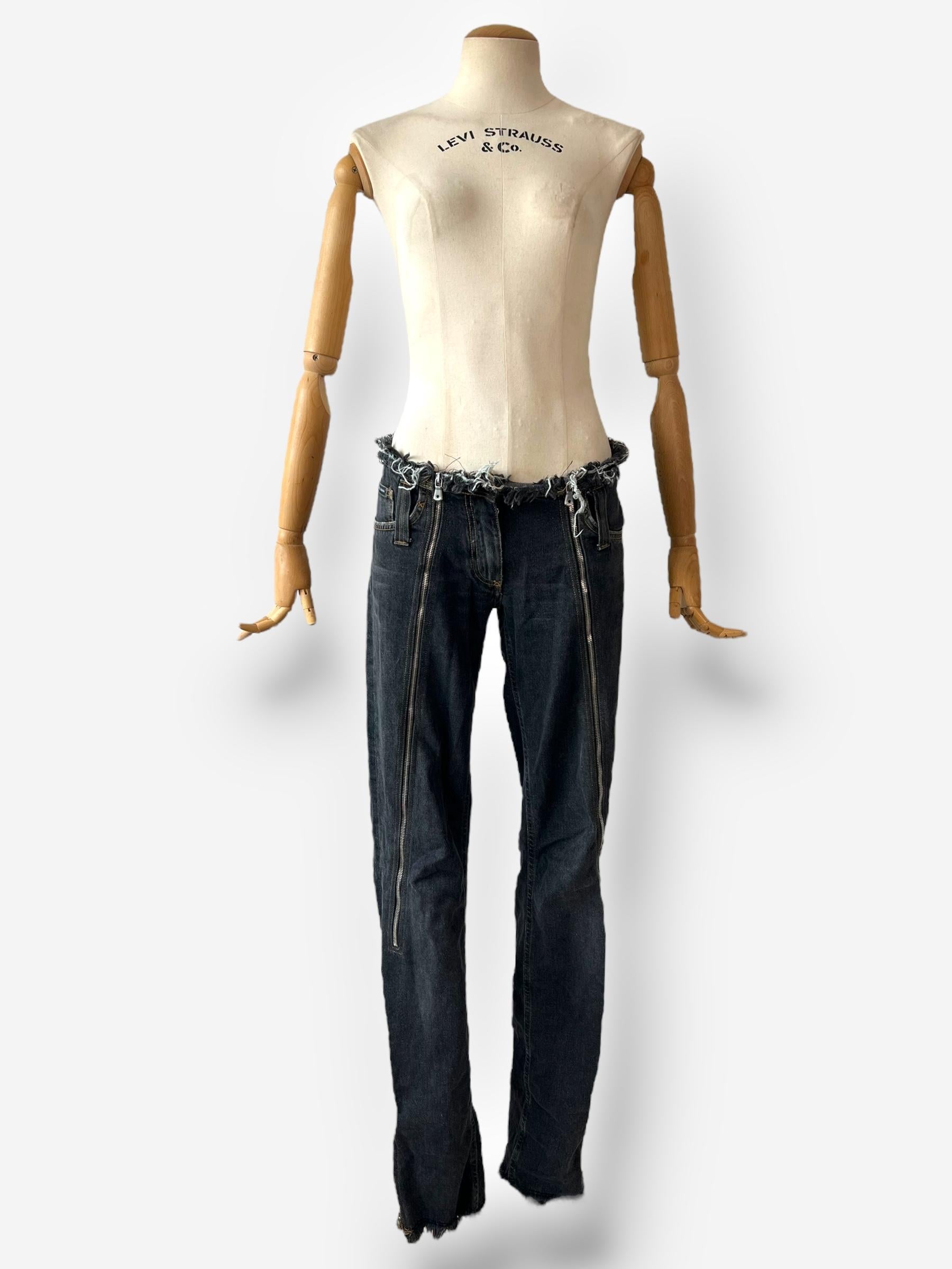 Este pantalón vaquero de cintura baja, una de las piezas más destacadas de la codiciada colección SS2003 de Dolce & Gabbana, destila la actitud de principios de la década de 2000. Con detalles funcionales de cremallera en la parte delantera y