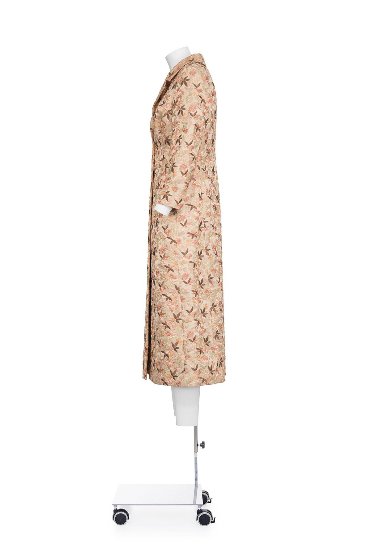 Spring Summer 1997 rare floral embroidered lightweight coat by Dolce & Gabbana.
Two buttons closure.
Fully lined in animalier fabric.
The composition is 46% polyester, 30% viscose, 22% silk and 2% cotton.

