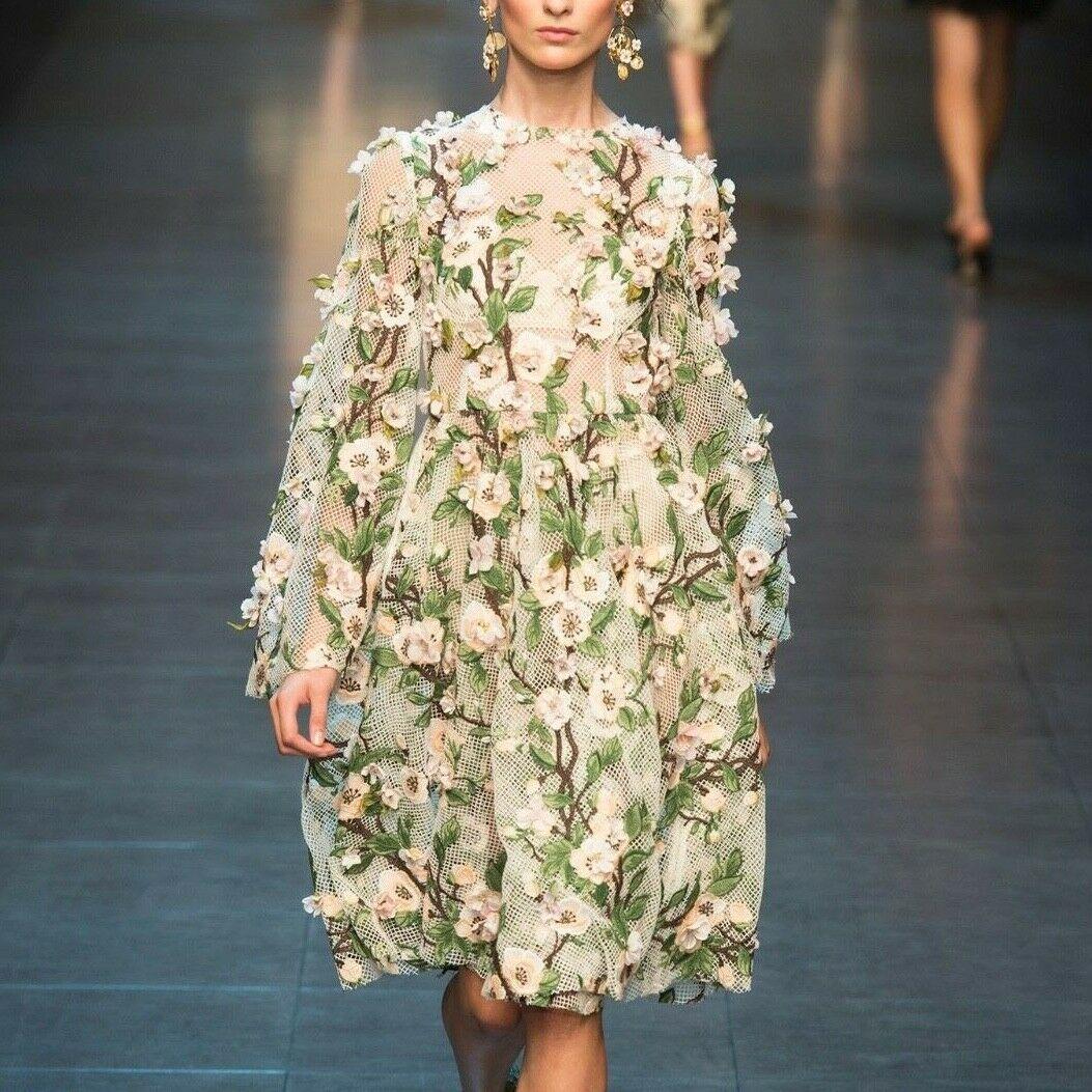 DOLCE GABBANA SS14 white pink cherry blossom print silk flared dress IT40 S
DOLCE  GABBANA
FROM THE SPRING SUMMER 2014 RUNWAY
Silk, elastane. Off white base with pink cherry blossom floral print. 
Round neckline. Sleeveless. Fitted at waist. Flared