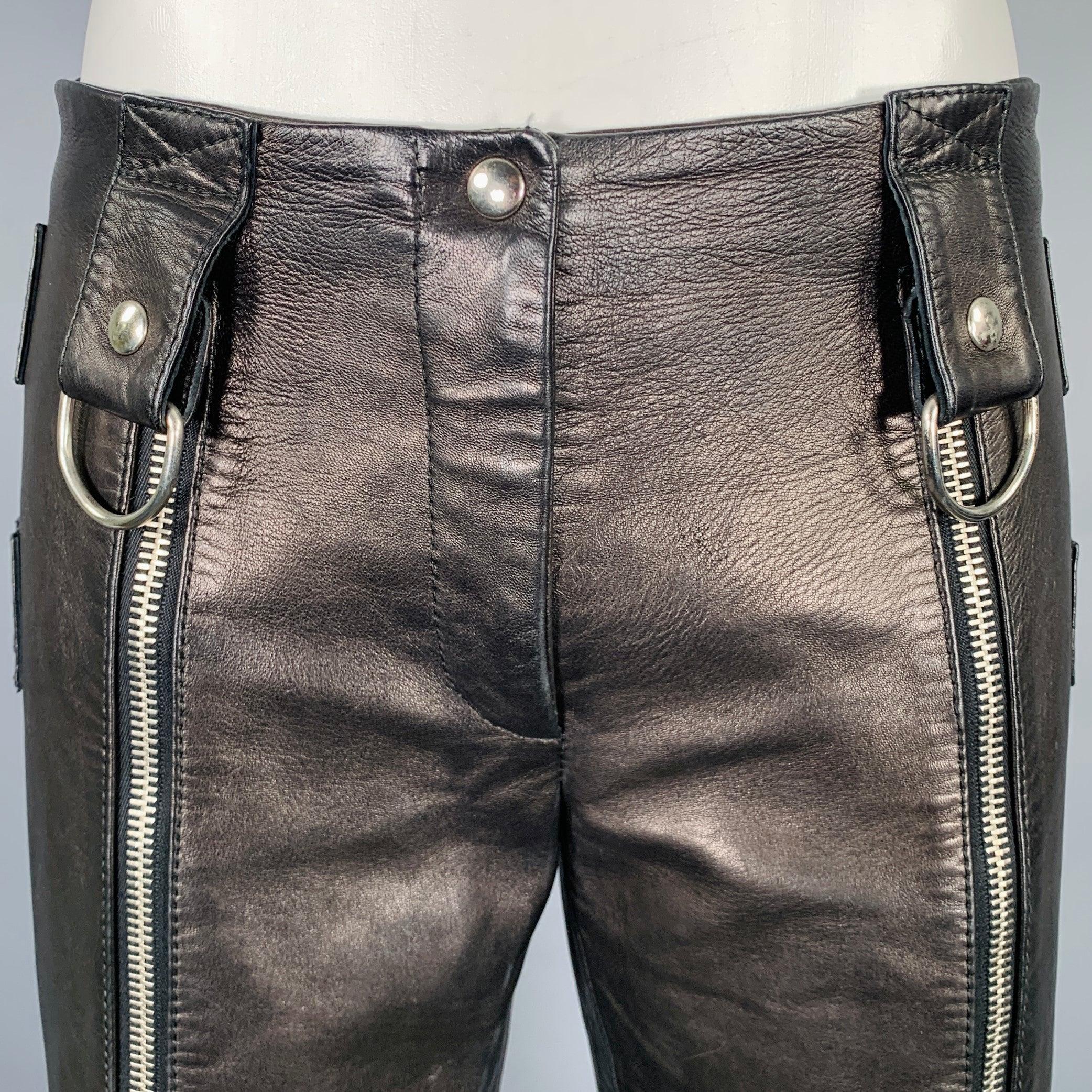 DOLCE & GABBANA Pantaloni casual SS2000
 in pelle nera con passanti per cintura con grandi anelli a D in tonalità argento, cerniere complete sul davanti di ogni gamba e chiusure a zip in metallo sui polpacci e sui lati. Made in Italy.Ottime