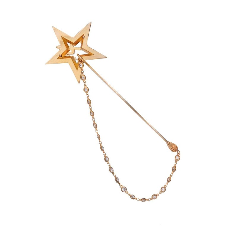 Dolce and Gabbana - Épingle à revers broche étoile en cristal avec chaîne  et logo DG En vente sur 1stDibs