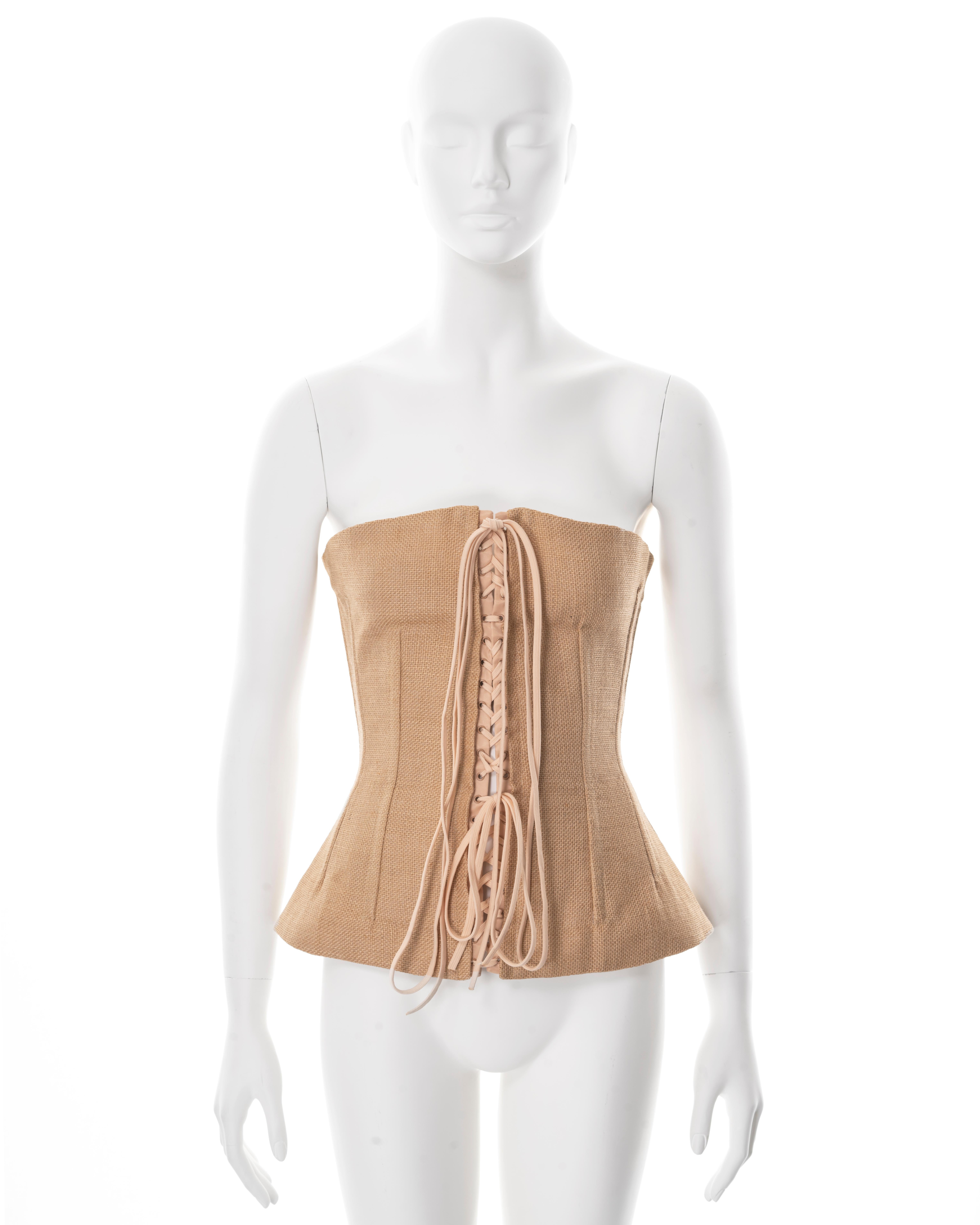 Corsetto senza spalline Dolce & Gabbana
Primavera-Estate 2002
Realizzato in juta naturale intrecciata 
Disossamento del corsetto incorporato 
Due allacciature sul davanti 
Chiusura posteriore con cerniera metallica 
Completamente foderato 
IT 40 -