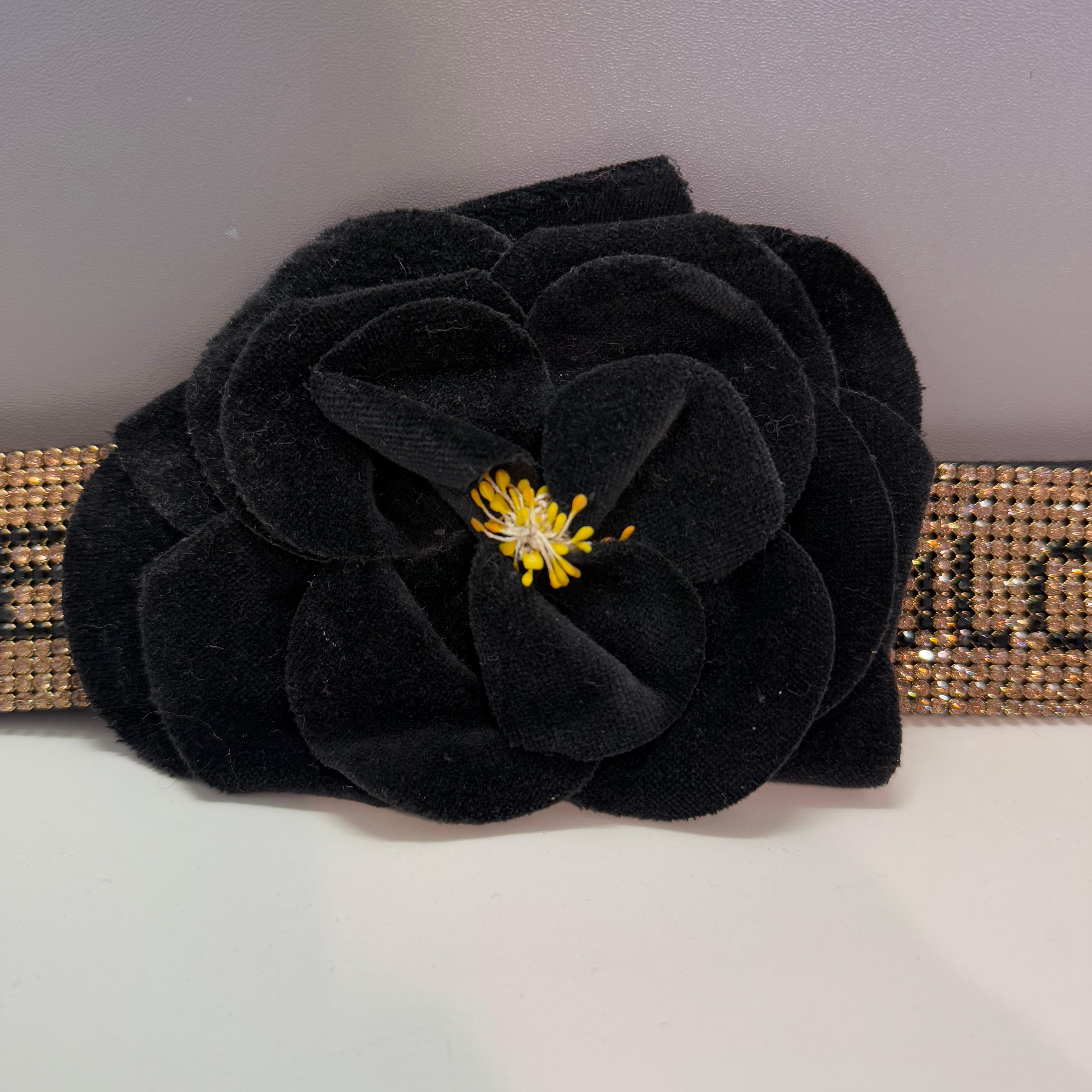 Cintura Dolce & Gabbana
Dolce & Gabbana scritta nera con strass
Bornze strass
Fiore in tessuto nero al centro
Cinturino con chiusura a velcro
Lunghezza totale cm 85
Altezza cm 4
Spedizione espressa in tutto il mondo inclusa nel prezzo!