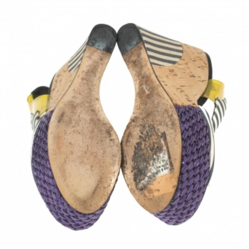 Ces sandales de la maison Dolce & Gabbana sont vraiment une paire splendide à posséder ! Fabriquées en tissu rayé multicolore et en PVC, ces sandales sont dotées d'une bride croisée sur le dessus, d'un talon aiguille et d'orteils ouverts. Elles sont