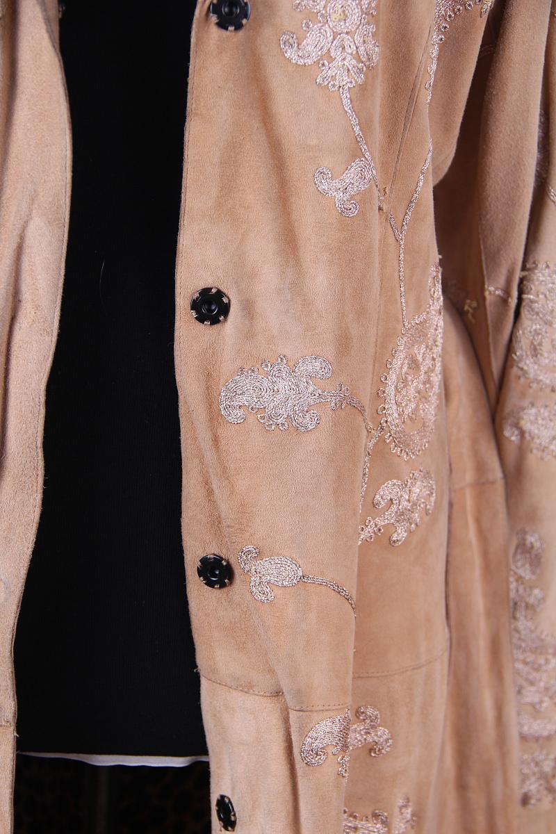 Dolce & Gabbana - Manteau en daim vintage Y2K des années 2000
taille 42 it

Épaules : 41cm/16.14in
Manches : 66cm/25.98in
Aisselle : 49.5cm/19.49in
Longueur : 110 cm

bon état, quelques petites taches ici et là, voir photo

