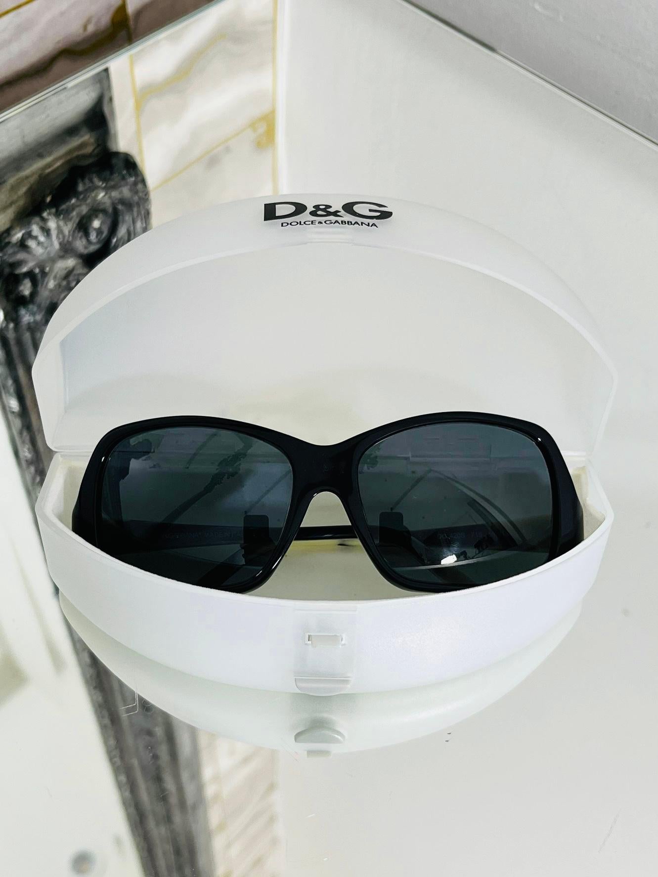 Dolce & Gabbana Sunglasses

Acetate frames, in black at the front and ivory and black to the sides

with 'Dolce & Gabbana' logo.

Size - One Size

Condition - Very Good

Composition - Plastic

Comes With - Case