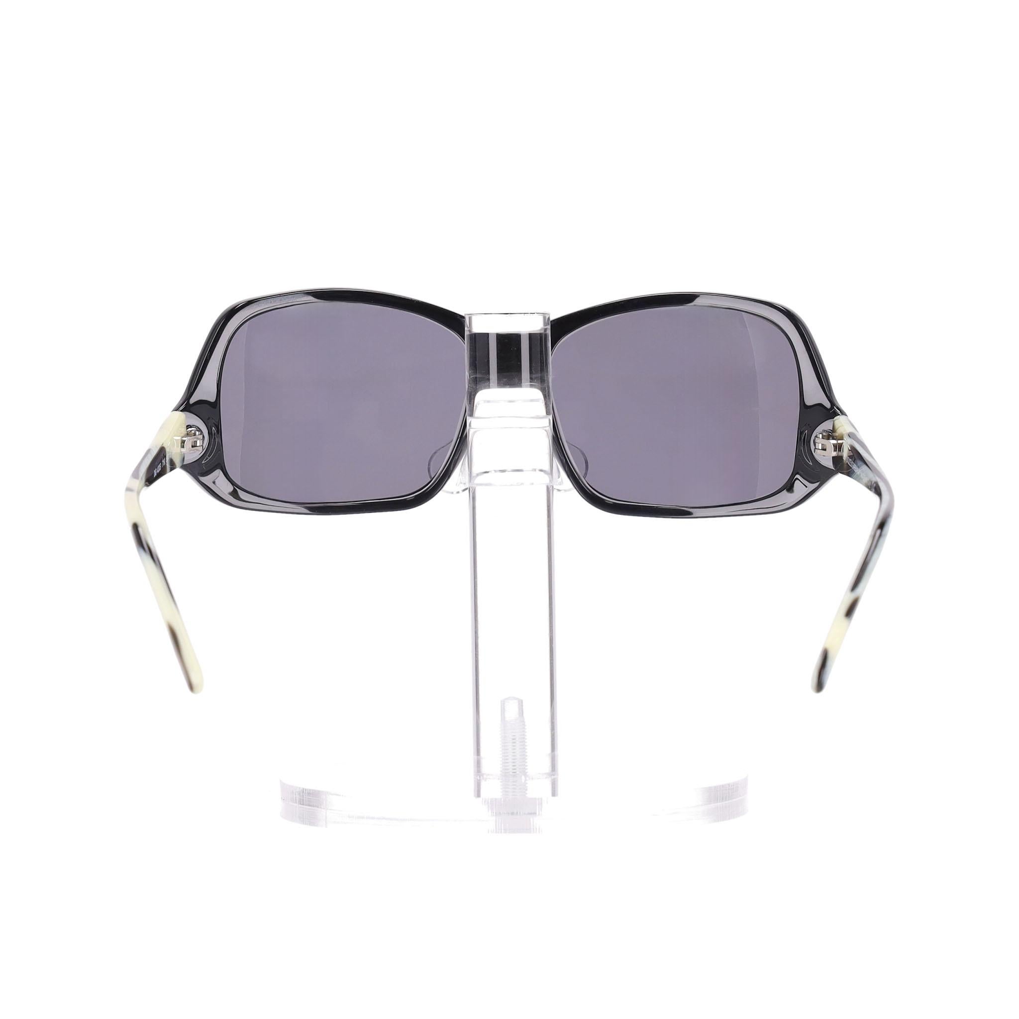 Gafas de sol Dolce & Gabbana

Monturas de acetato, en negro en la parte delantera y marfil y negro en los laterales

con el logotipo 