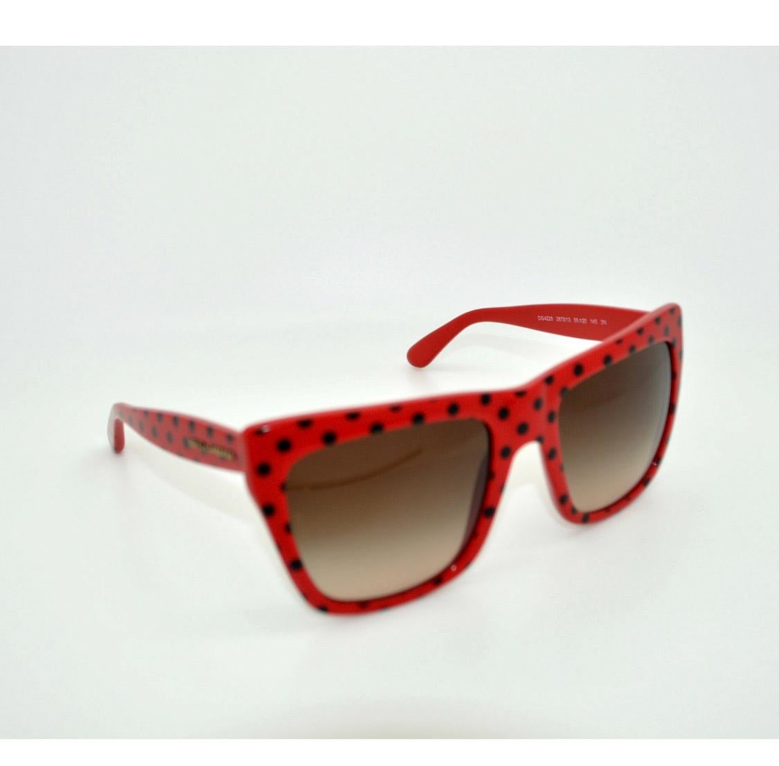 Occhiali da sole Dolce & Gabbana in rosso
in plastica con puntini neri, nuovo, mai
utilizzato nella scatola originale e
carte di autenticità, custodia, dustbag.
Larghezza circa 14 cm.
Imballaggio: Astuccio
