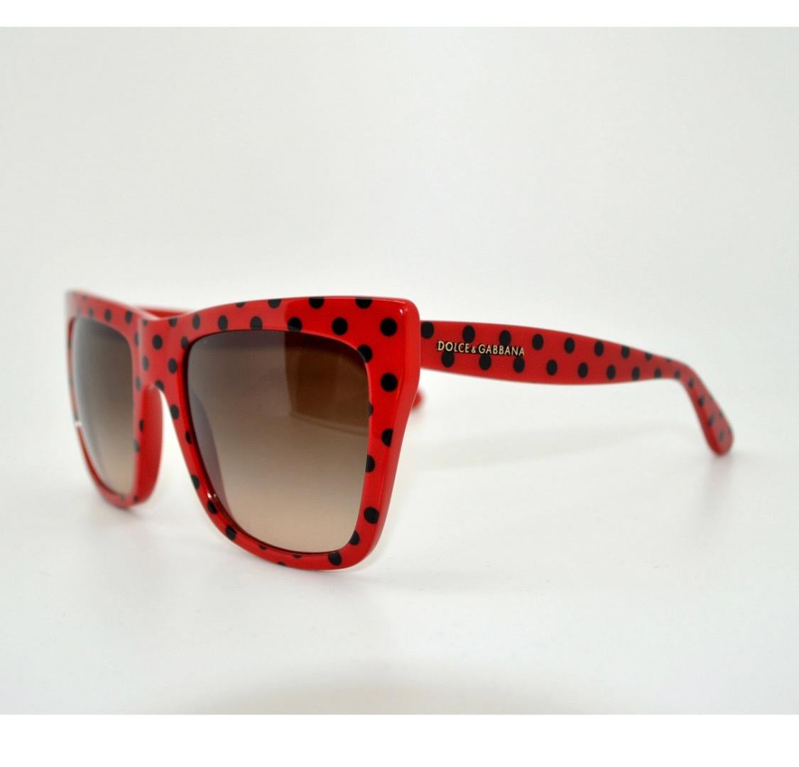 Occhiali da sole Dolce & Gabbana in rosso
plastica con puntini neri In condizioni Nuovo in vendita a WELWYN, GB