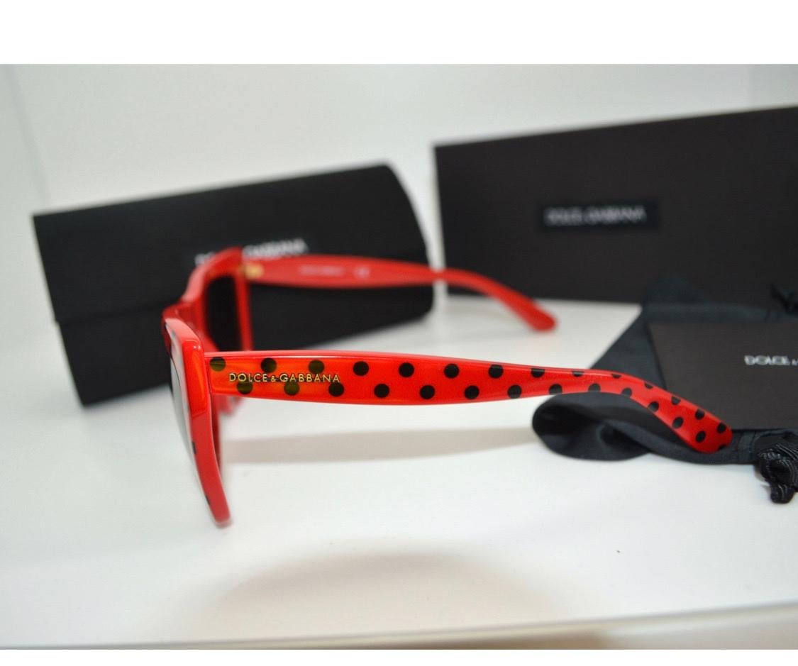 Occhiali da sole Dolce & Gabbana in rosso
plastica con puntini neri in vendita 1