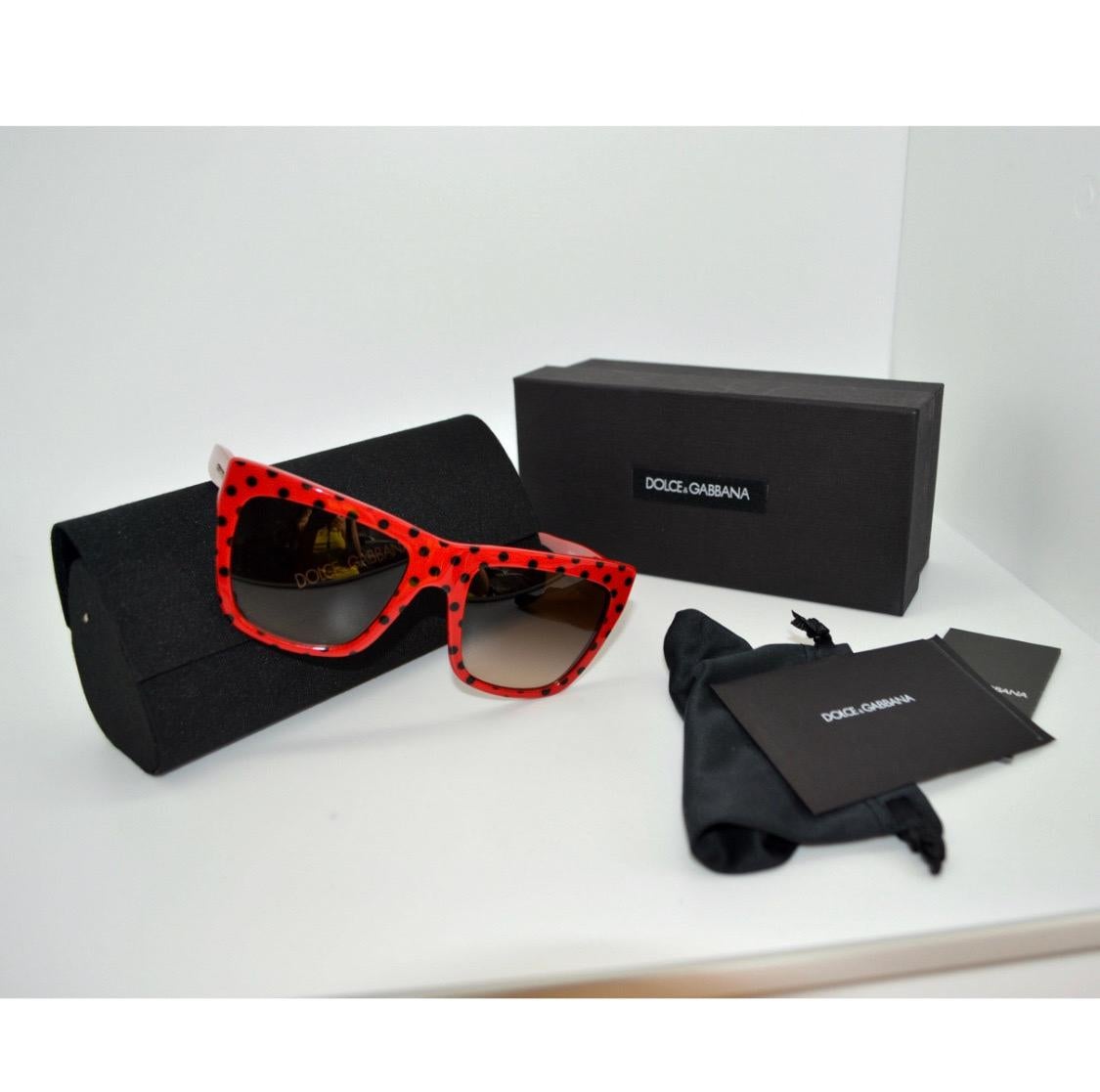 Occhiali da sole Dolce & Gabbana in rosso
plastica con puntini neri in vendita 2