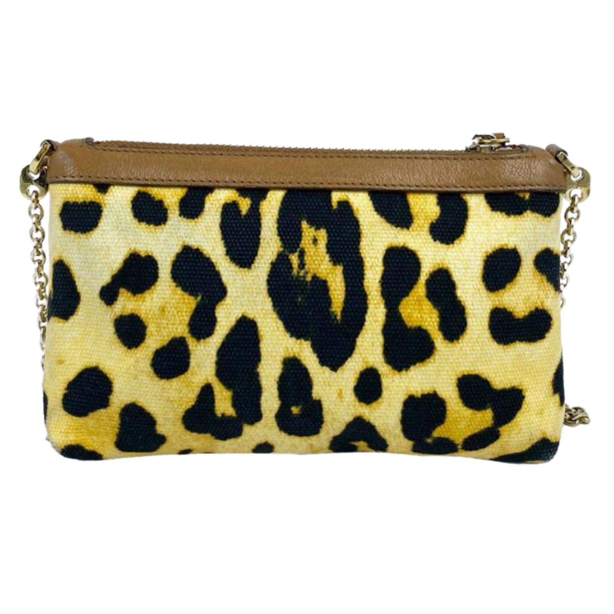 Dolce & Gabbana leopard print fabric crossbody bag. Chain strap. Brown leather lining. Features gold hardware, Dolce & Gabbana logo plaque at front, and a top zipper closure. Opens to clean interior.

Measurements:
Height: 14cm
Width: 22cm
Depth: