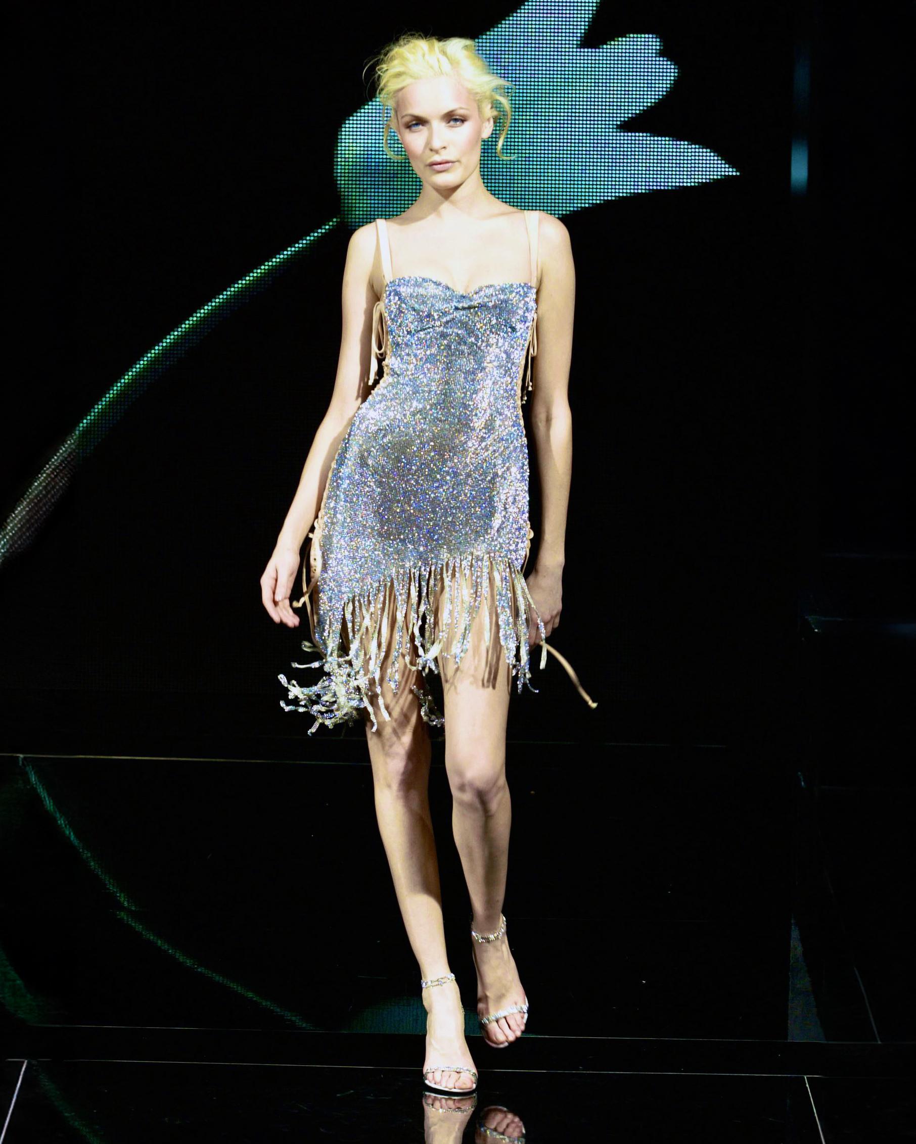 Dolce & Gabbana Vestido de noche de encaje con flecos y malla de cristal de Swarovski, FW 2003 en venta 2