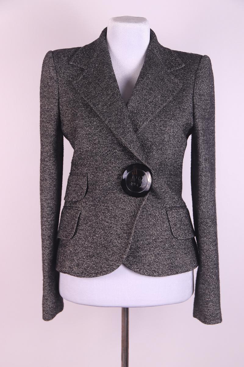 Blazer sartoriale di Dolce & Gabbana - realizzato in misto alpaca e lana. Chiusura con bottoni sul davanti. Dettagli della tasca con patta. Foderato

Taglia 44 IT
80% Alpaca, 15% Lana, 5% Nylon. Fodera: 100% seta

Spalle: 38cm / 14,96