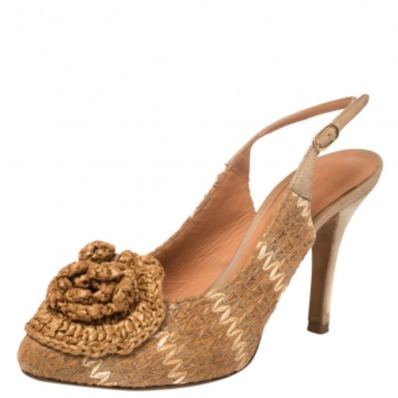 Dolce & Gabbana Tan And Beige Leather And Raffia Flower Slingback Pumps Size 37 In Fair Condition For Sale In Dubai, Al Qouz 2