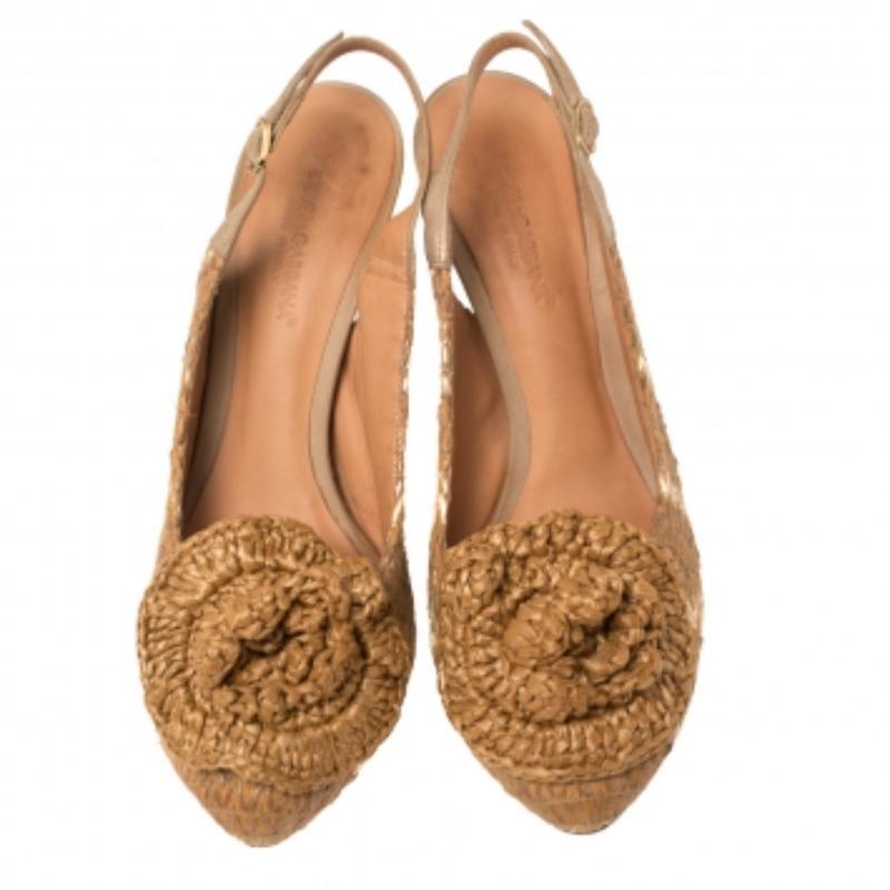 Women's Dolce & Gabbana Tan And Beige Leather And Raffia Flower Slingback Pumps Size 37 For Sale