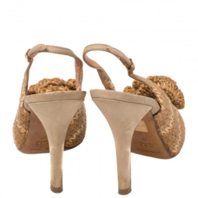 Dolce & Gabbana Tan And Beige Leather And Raffia Flower Slingback Pumps Size 37 For Sale 2