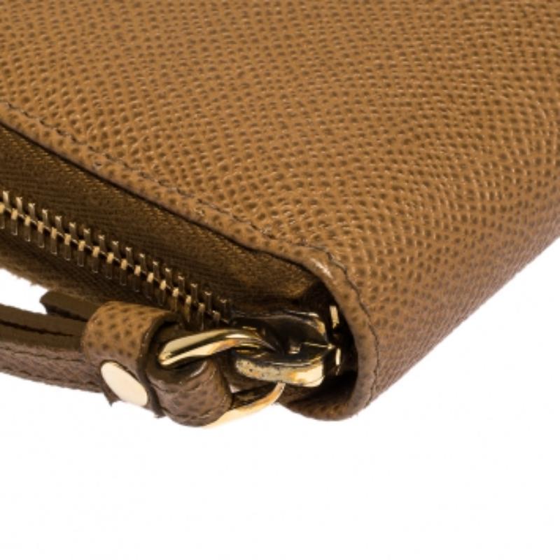 Dolce & Gabbana - Portefeuille en cuir brun clair avec fermeture éclair en vente 5