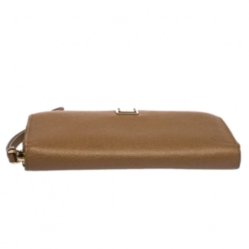 Dolce & Gabbana - Portefeuille en cuir brun clair avec fermeture éclair Bon état - En vente à Dubai, Al Qouz 2