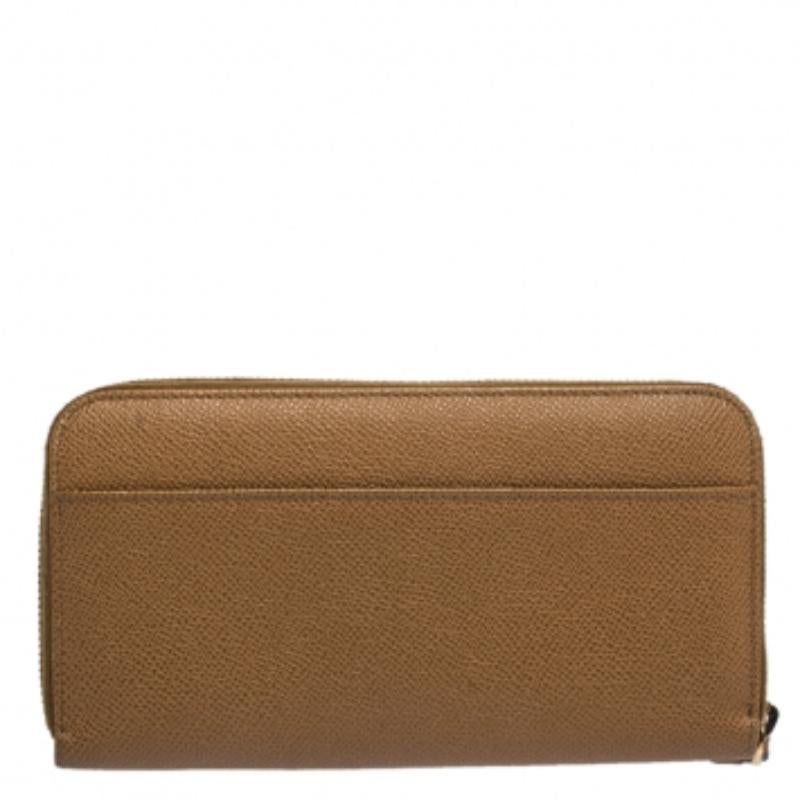 Dolce & Gabbana - Portefeuille en cuir brun clair avec fermeture éclair Pour femmes en vente