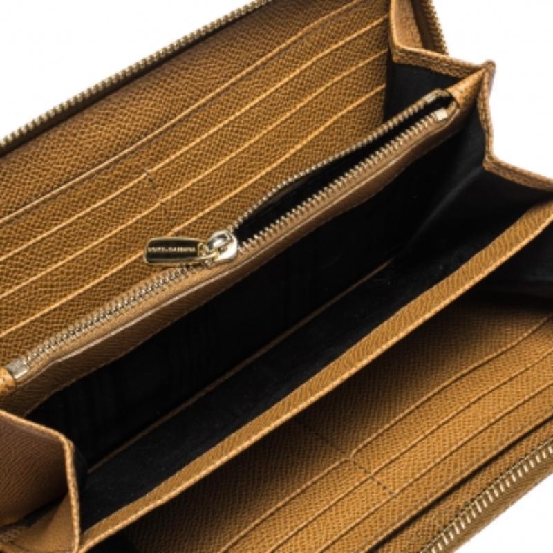 Dolce & Gabbana - Portefeuille en cuir brun clair avec fermeture éclair en vente 3