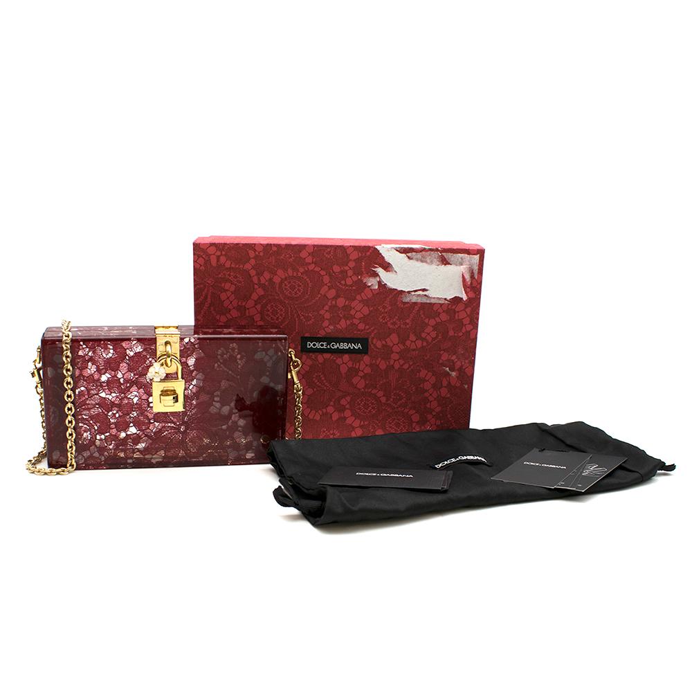Dolce & Gabbana Taormina Plexiglass and Lace Box Clutch

-Red Taormina Plexiglass and red floral lace 
-Gold padlock flap closure with Logo details
-Hinged base
-Made in Italy 


Approx.

19.5cm x 11cm x 4.5cm 
Chain: 90cm 