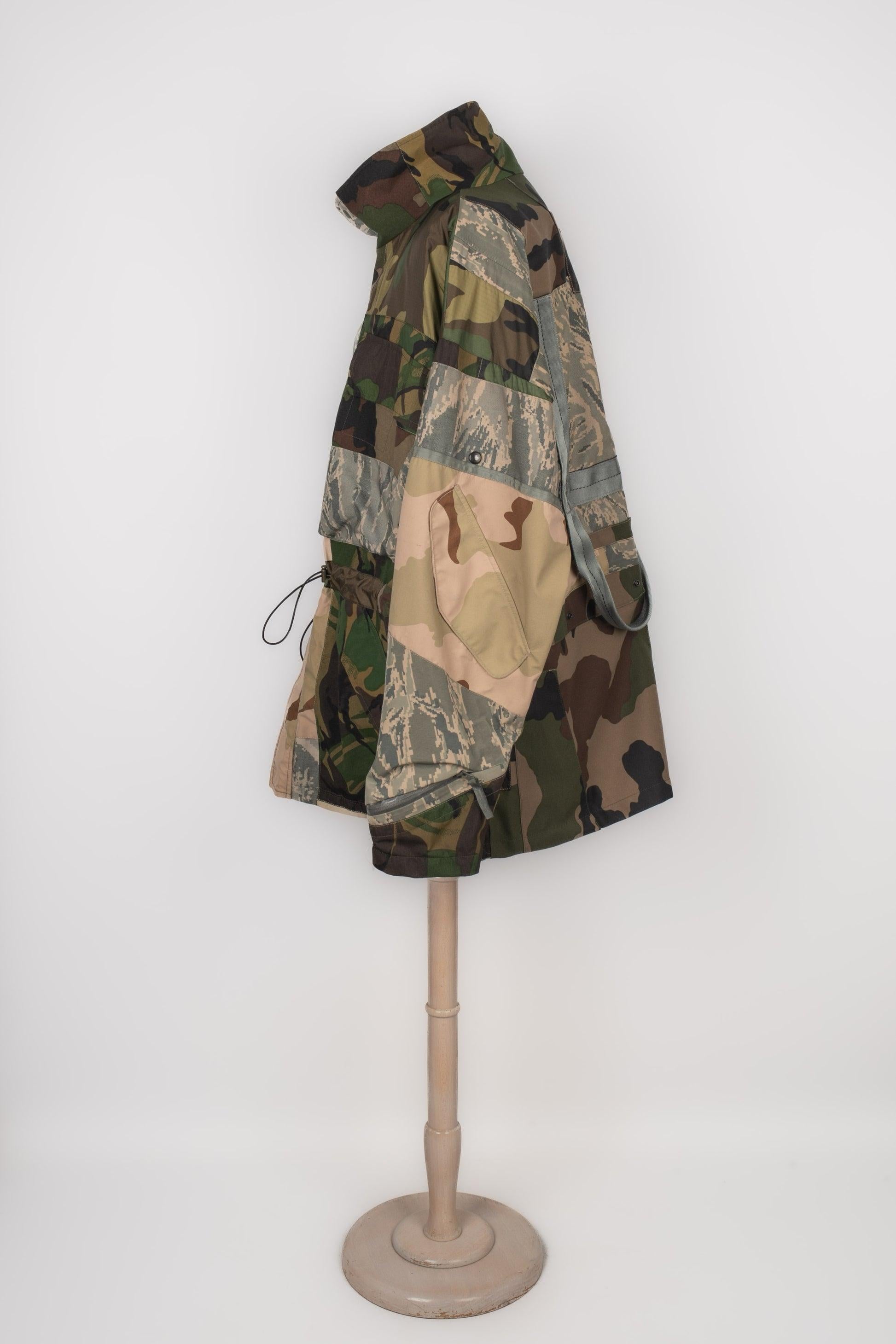 Dolce & Gabbana - (Fabriqué en Italie) Parka à trois camouflages dans les tons beige, kaki, gris et bleu. Taille 58.

Informations complémentaires :
Condit : Bon état
Dimensions : Largeur des épaules : 76 cm - Poitrine : 76 cm - Longueur des manches