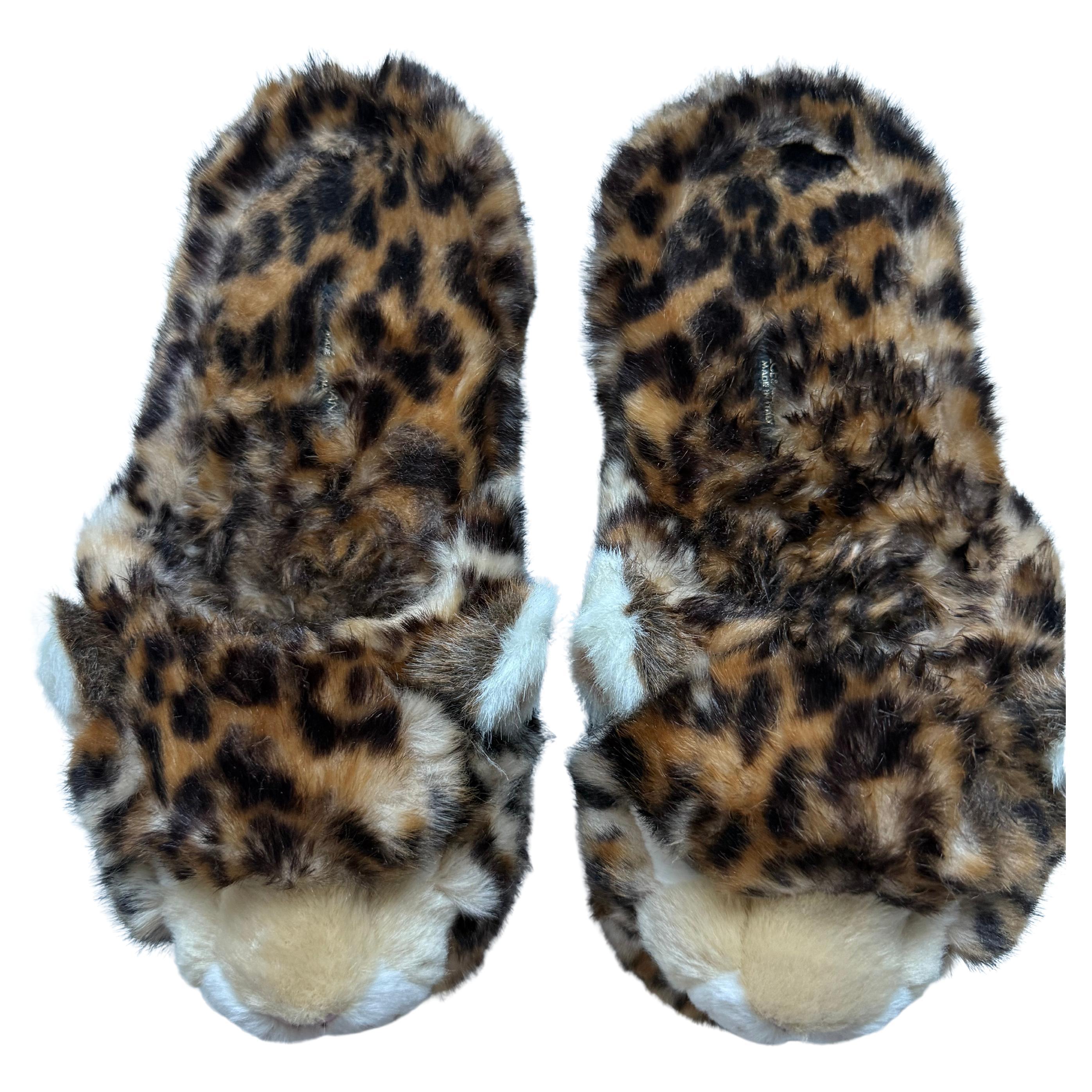 💯 autentico garantito Dolce & Gabbana Tiger faux fur shoes slides 
Queste scarpe sono fatte per essere indossate all'aperto. Le ho acquistate personalmente e sono andate esaurite in breve tempo.
Molto cool. Taglia 39. Molto comode. Sono di