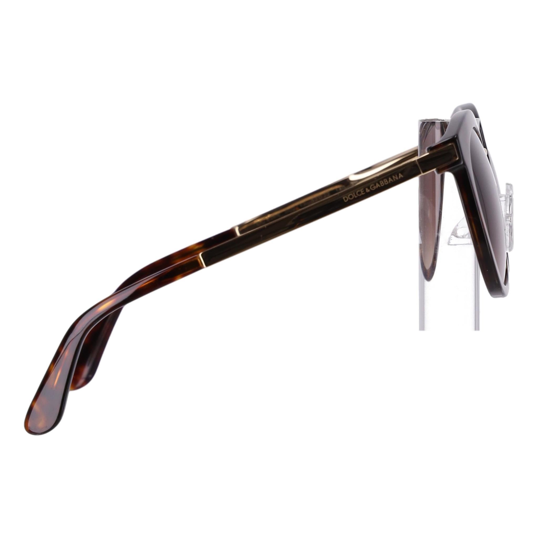 Dolce & Gabbana Tortoise Round Sunglasses

Brown tortoise sunglasses designed with round full frames and brown gradient lenses.

Featuring contrasting gold-toned detailing on the bridge and gold arms.

Rrp Approx. £410

Size – One Size

Condition –