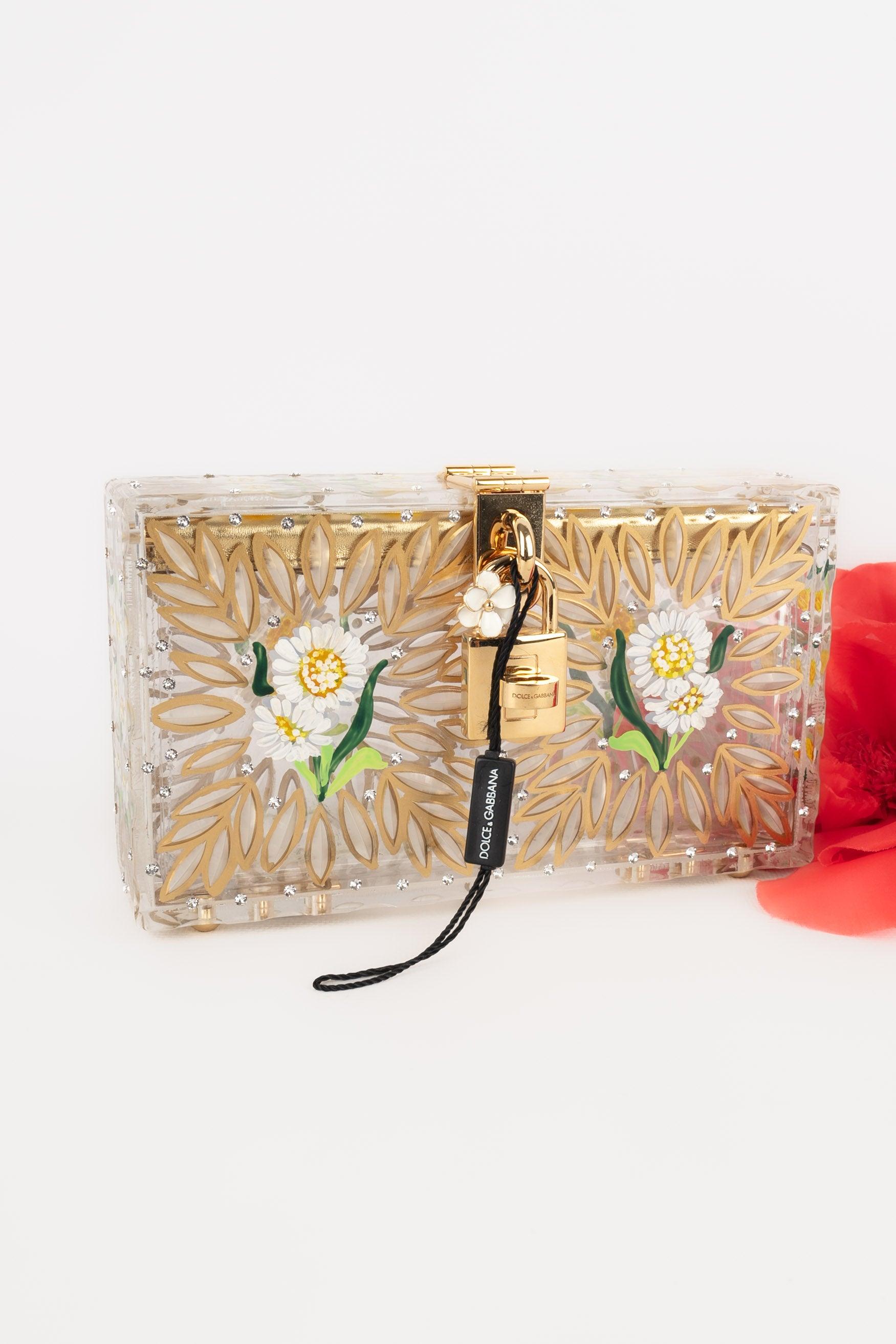 Dolce & Gabbana - (Made in Italy) Transparent lucite purse decorated with flowers and golden metal.

Additional information:
Condition: Very good condition
Dimensions: Length: 18.5 cm - Height: 10.5 cm - Depth: 4.5 cm

Seller Reference: S250