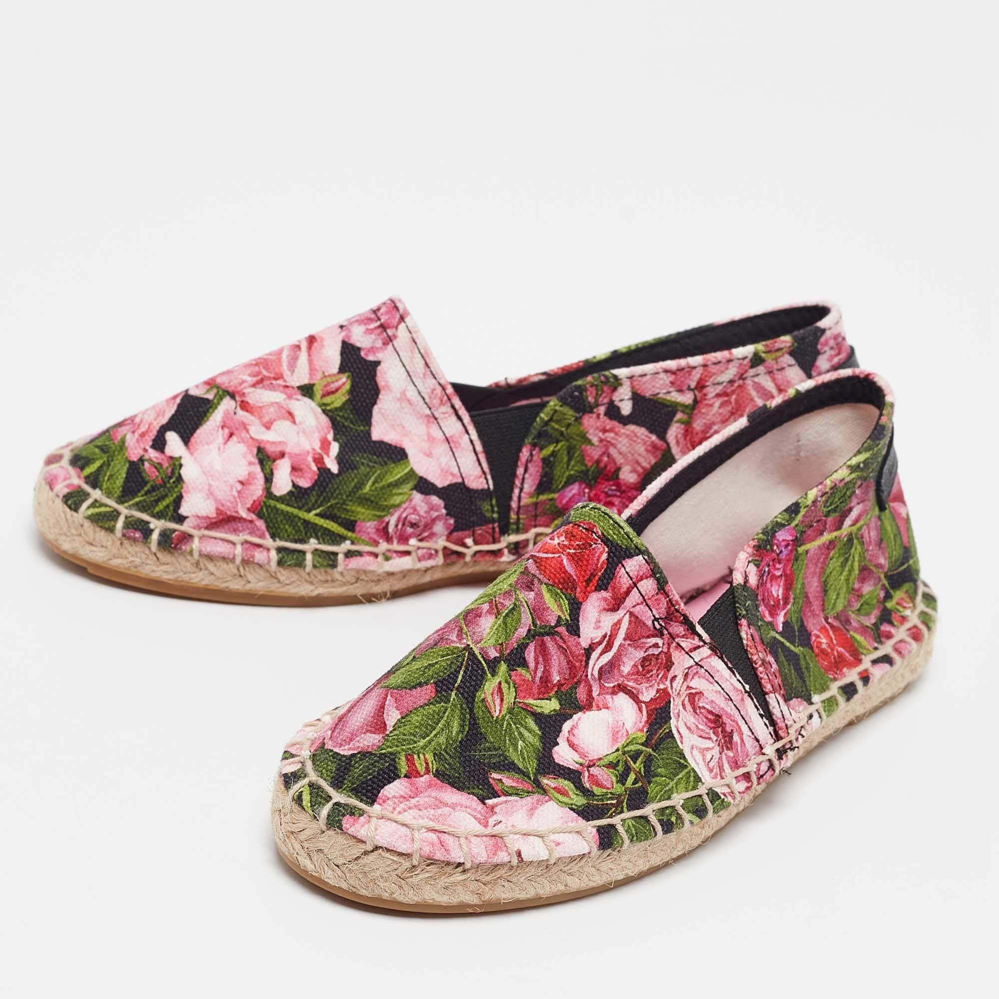Dolce and Gabbana bringt mit diesen dreifarbigen Espadrilles aus Canvas mit Blumendruck verspielten Charme in Kinderschuhe. Die mit einem lebhaften Blumenmuster versehenen Flats sind aus atmungsaktivem Canvas gefertigt und bieten Komfort und Stil.