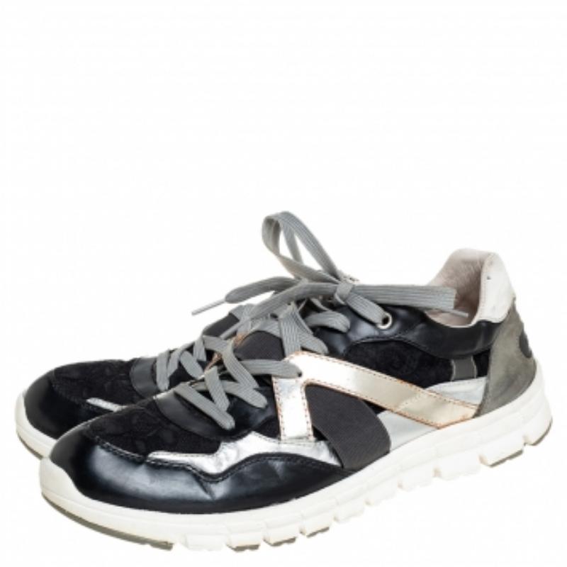 A pair of sneakers by Dolce & Gabbana to take you places in style and comfort. The sneakers have been crafted from lace, nubuck as well as leather and styled with lace-ups and simple round toes. They are complete with the brand name on the counters.