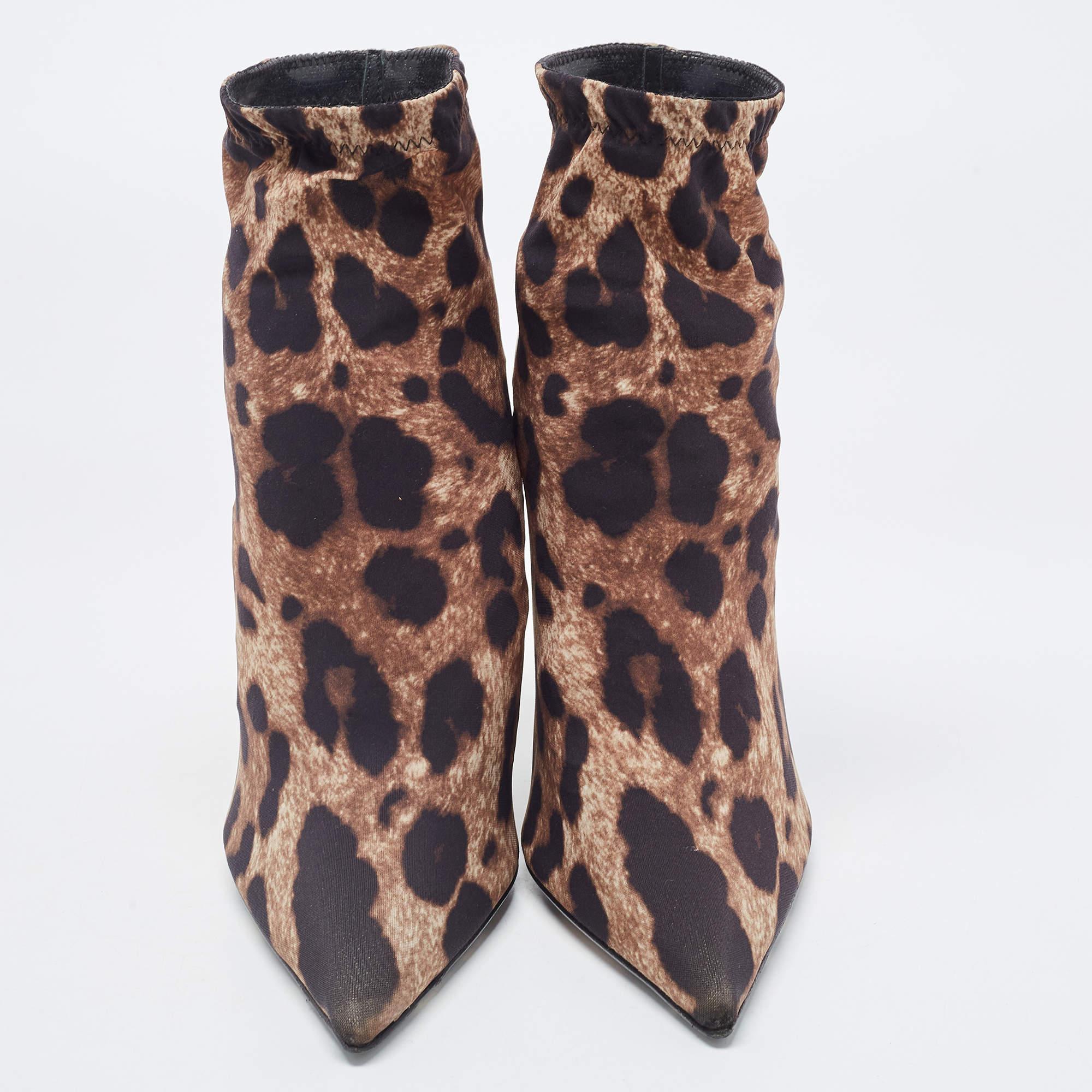 Ihr neuester Schuh ist dieser fabelhafte Ankle Bootie von Dolce & Gabbana. Die Booties mit Leopardenmuster sind aus Stretchmaterial gefertigt und haben einen 11 cm hohen Absatz.

