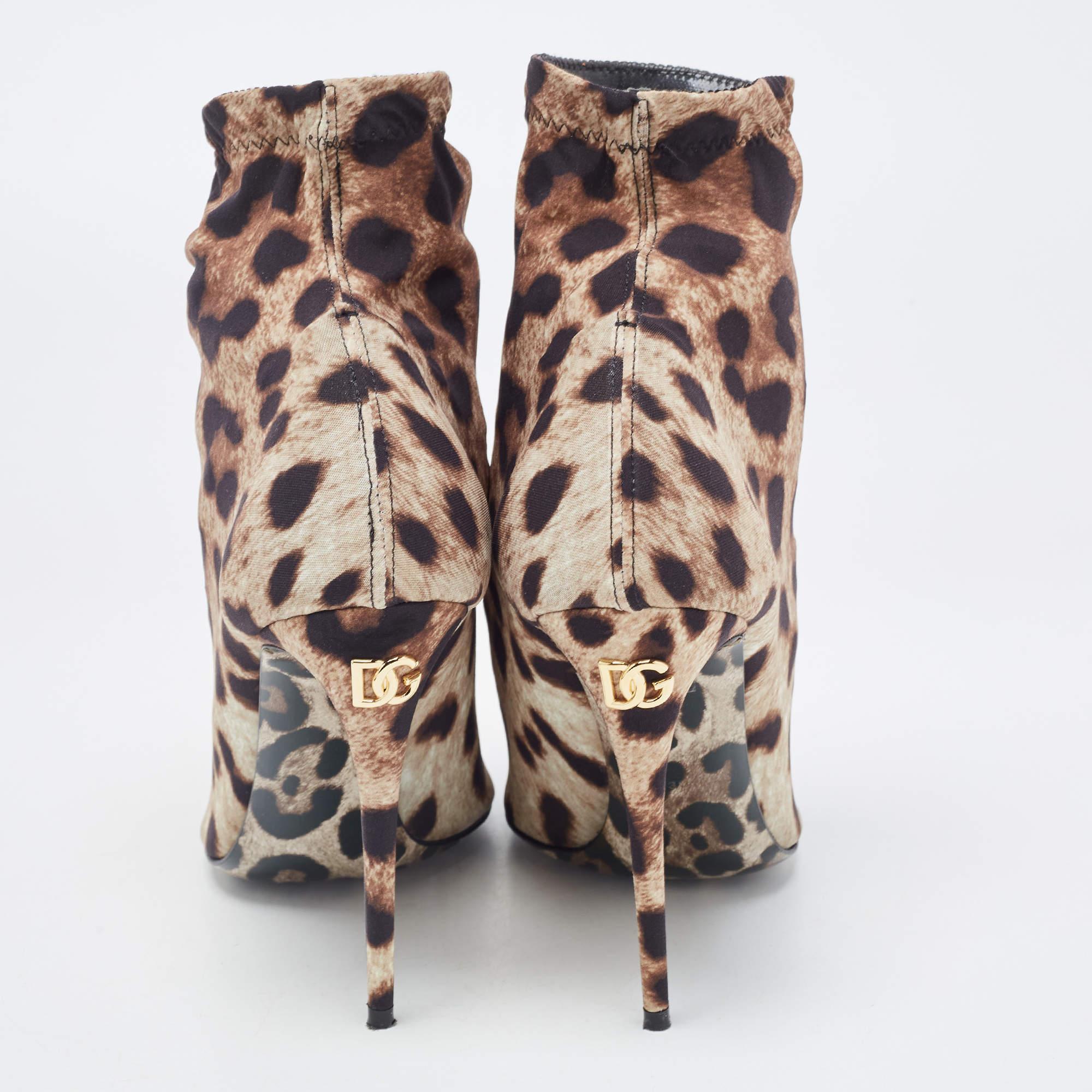 Dolce & Gabbana Tricolor Leopard Print Stretch Stoff Stiefeletten Größe 38 (Grau) im Angebot