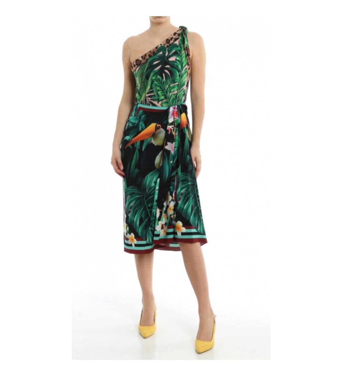  Dolce & Gabbana Tropical jungle
printed light stretch silk one-shoulder
dress featuring drapery, side vent and
side concealed zip fastening.

Product information

Composition and details

95% Silk, 5% Elastane

Color: Multicolour

Gender: