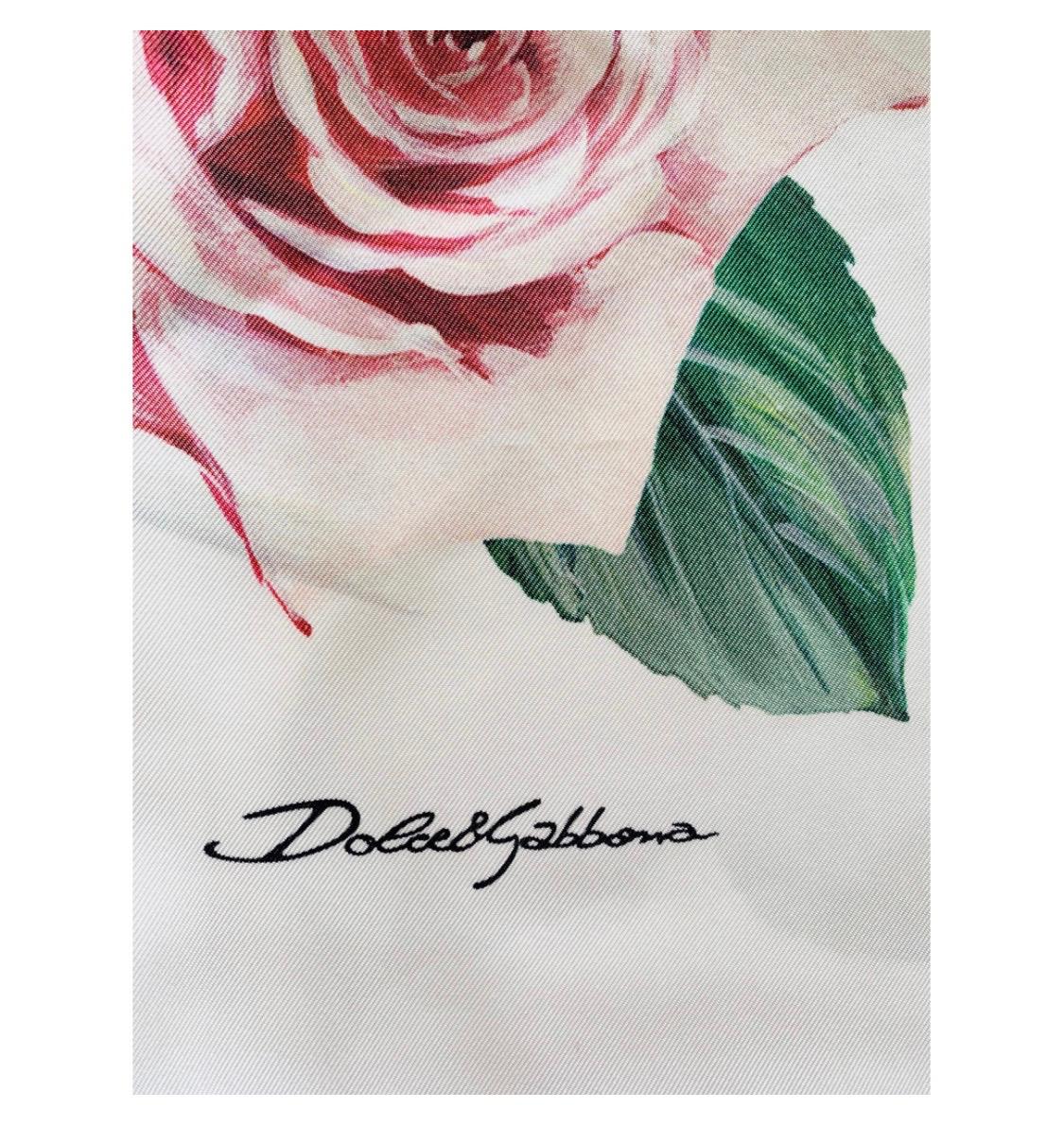 Dolce & Gabbana Tropical Rose
scarf wrap

100% silk

85cmx85cm

Has been sample has very very light
signs.

Please check my other DG clothing
shoes & accessories!
