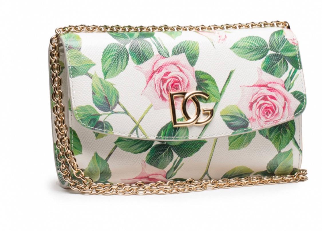 Dolce & Gabbana Tropical Rose
printed crossbody shoulder bag.
Dauphine leather bag detailed with
rose print, front flap closure with gold
tone metal Millennials logo, detachable
chain shoulder strap.
Product information
Composition and details
100%
