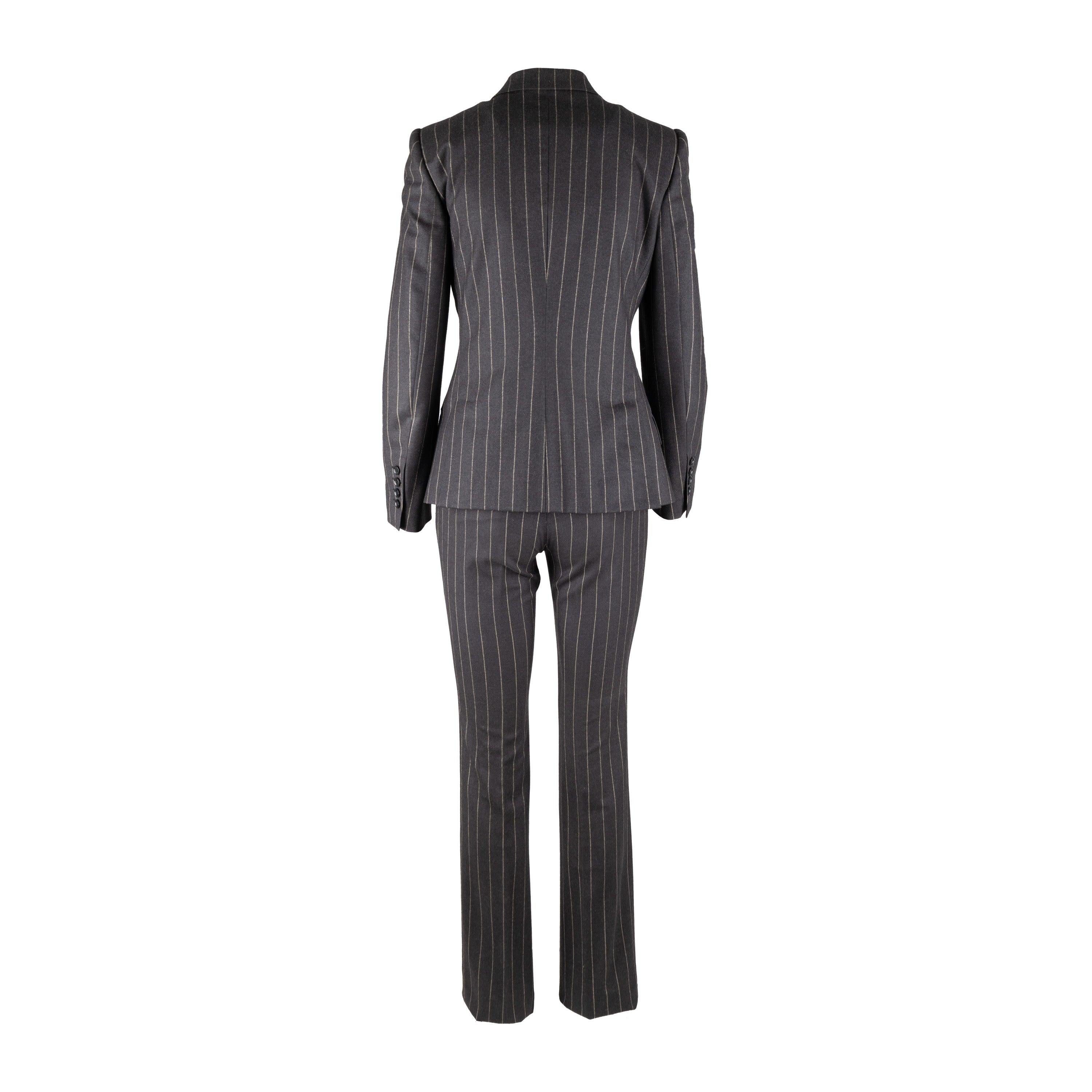 The Dolce & Gabbana Turlington Pinstripe Suit offers a subtle yet sophisticated look. Crafted from virgin wool in grey, the double-breasted jacket features peaked lapels, a six-button closure, two flap pockets, chest pocket, and buttoned cuffs. A