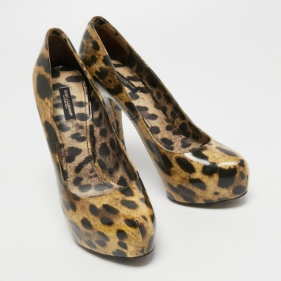 Dolce & Gabbana Bombas de plataforma de lona revestida en dos tonos con estampado de leopardo Talla 39.5 en Excelente estado para la venta en Dubai, Al Qouz 2