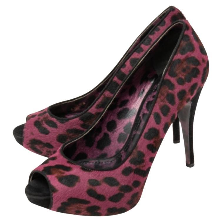 Ajoutez une touche de luxe à vos tenues en portant ces escarpins de la maison Dolce & Gabbana. Elles sont fabriquées à partir de poils de poney bicolores imprimés léopard sur l'extérieur. Ils présentent des peep-toes, des talons fins et un style à