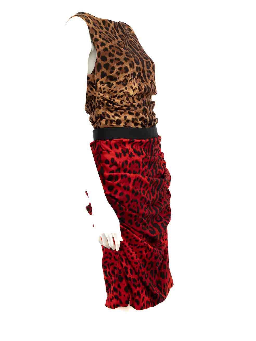 CONDITION is Good. General wear to dress is evident. Moderate pulls to fabric over all dress particularly the front on this used Dolce & Gabbana designer resale item.
 
 
 
 Details
 
 
 Two toned- red and brown
 
 Silk
 
 Bodycon dress
 
 Leopard