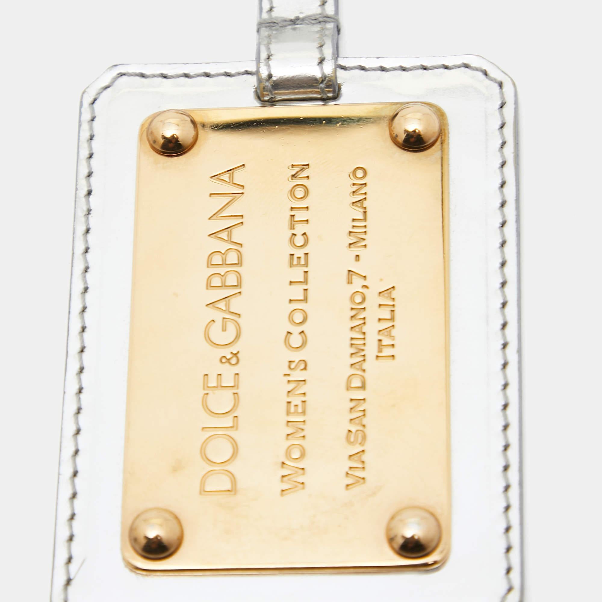 Dress up your everyday necessities to your brand of style with the Dolce and Gabbana keyring. The metallic tone leather keychain has a metal plaque and a simple clasp.
