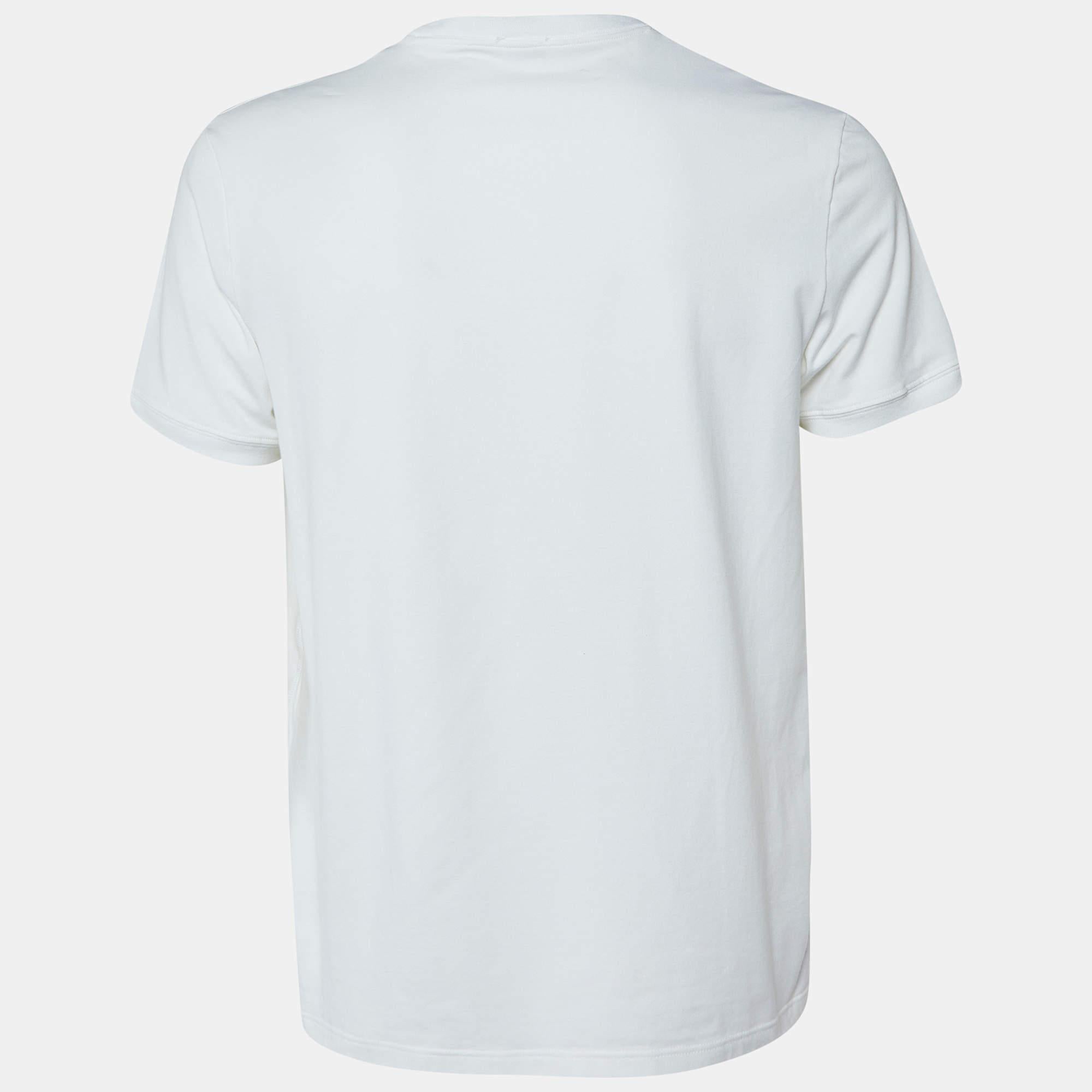 Ottieni il comfort e il giusto stile casual con questa maglietta firmata. Progettata per essere affidabile e durevole, la creazione presenta una scollatura semplice e dettagli firmati.