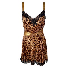 Dolce & Gabbana Ungetragenes Spitzenkleid mit Leopardenmuster und Gürtel aus Seide