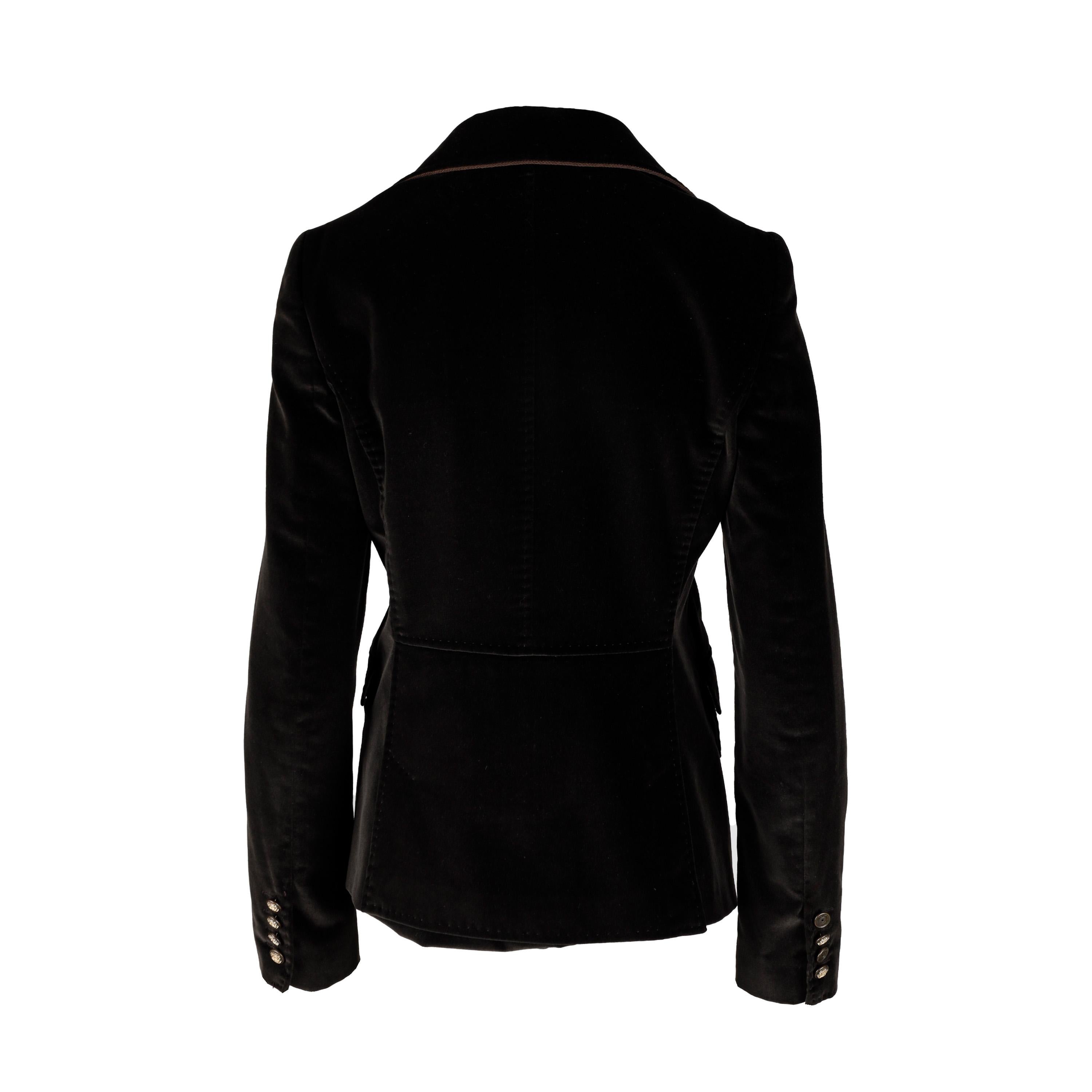 Dieser raffinierte Blazer von Dolce & Gabbana ist aus luxuriösem Baumwollsamt gefertigt und verfügt über einen Reverskragen, einen Knopfverschluss, geprägte Logoknöpfe in einem verschlungenen Siegel-Design, Vordertaschen, eine taillierte Struktur