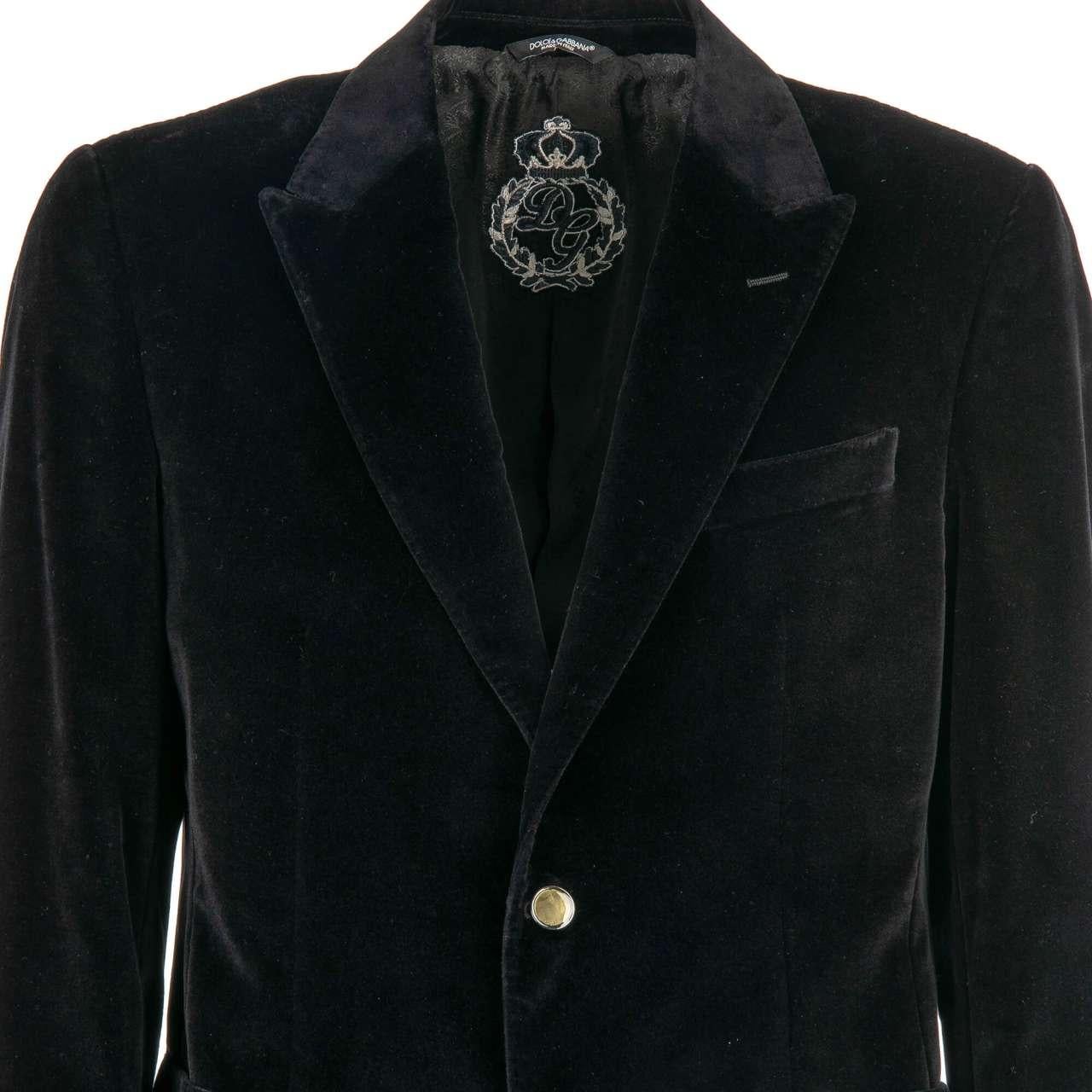 Dolce & Gabbana Velvet Blazer with Crown Logo Peak Lapel and Pockets Black 50 In Excellent Condition For Sale In Erkrath, DE