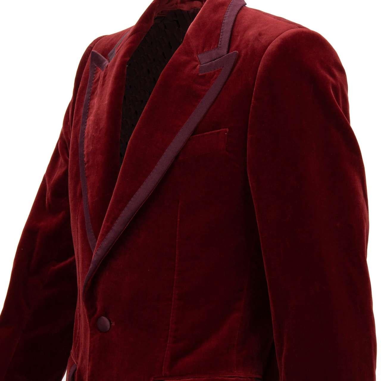 - Samtblazer mit Vintage-Effekt, Revers und Taschen in Rot und Bordeaux von DOLCE & GABBANA - Made in Italy - Neu mit Etikett - Schmale Passform - Modell: G2MO0T-FUVG7-R0368 - MATERIAL: Samt, 90% Baumwolle, 8% Seide, 2% Polyester - Futter: 100%