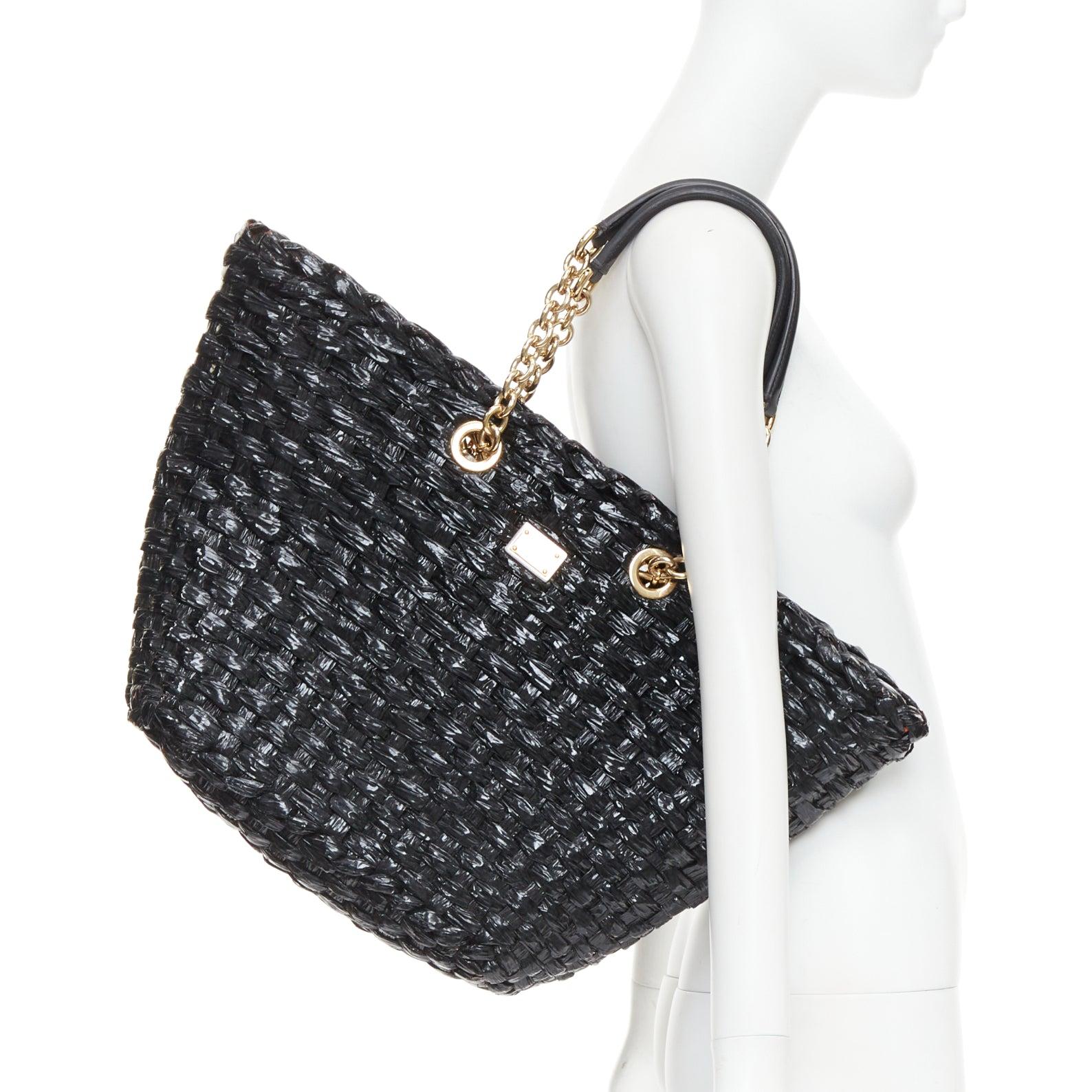Dolce & Gabbana Vernice Vitello sac fourre-tout en raphia noir laqué et tissé
Référence : TGAS/F00031
Marque : Dolce Gabbana
Designer : Domenico Dolce et Stefano Gabbana
Modèle : Vernice Vitello
MATERIAL : Raphia
Couleur : noir, or
Motif :